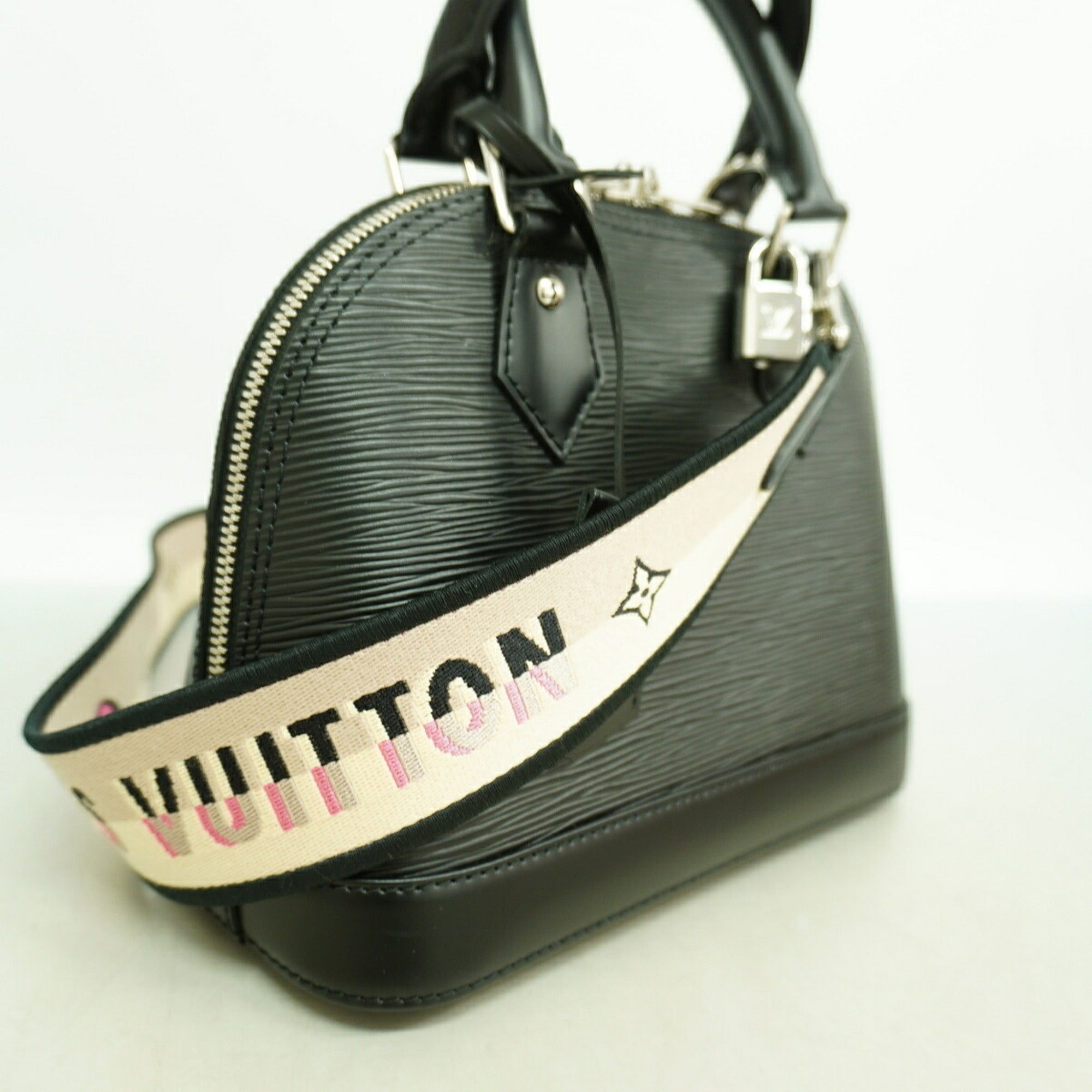 Louis Vuitton Noir Handbag (Pre-Owned)
