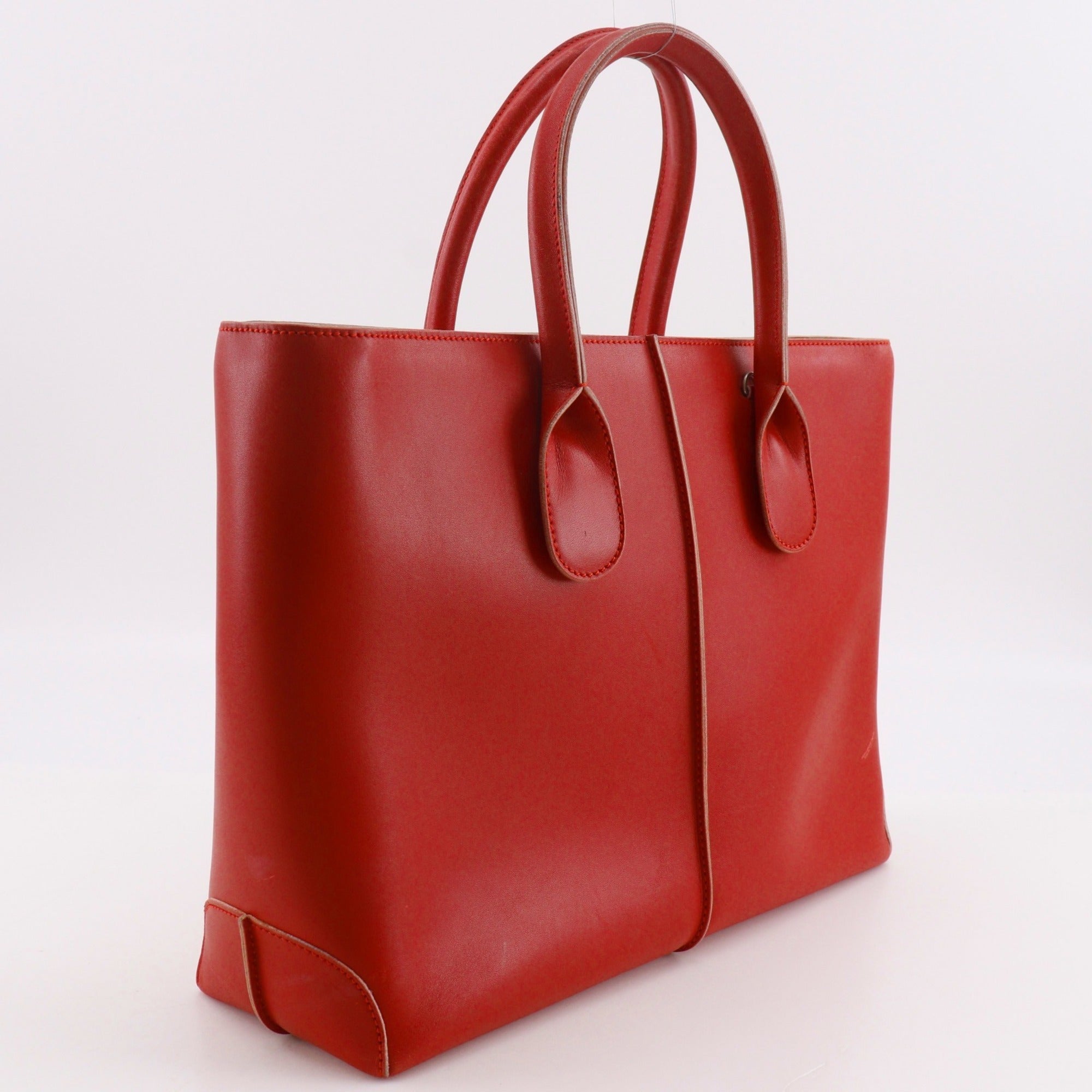 Tod's Red Color Leather Handbag (Pre-Owned)