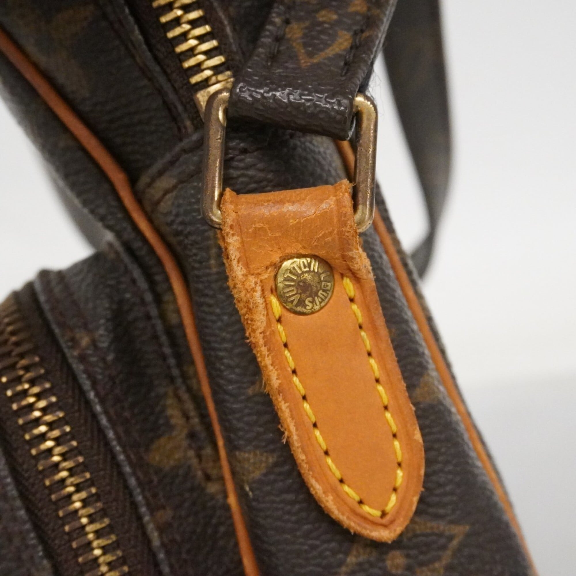 Louis Vuitton Brown Shoulder Bag (Pre-Owned)