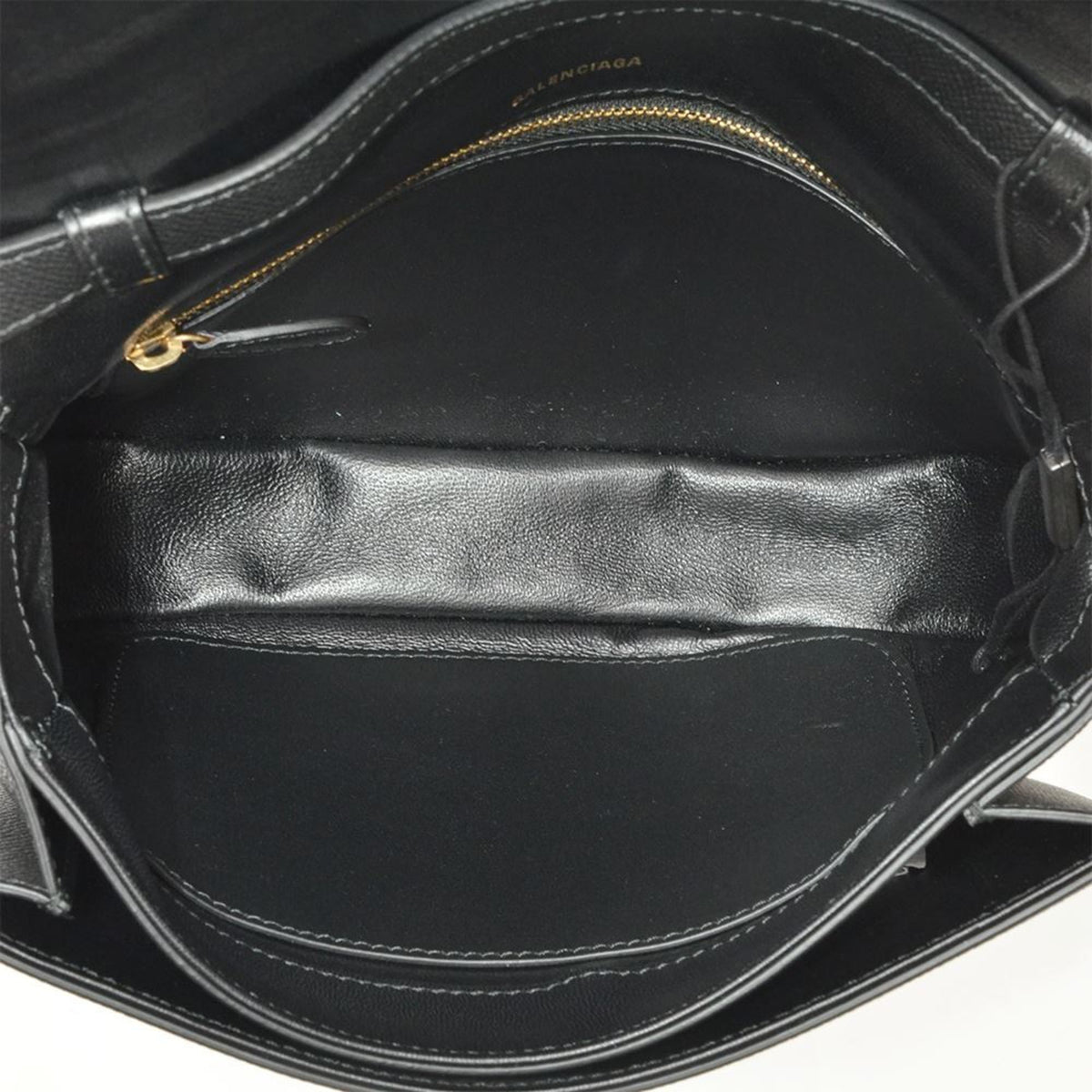 Balenciaga Black Leather Shoulder Bag (Pre-Owned)