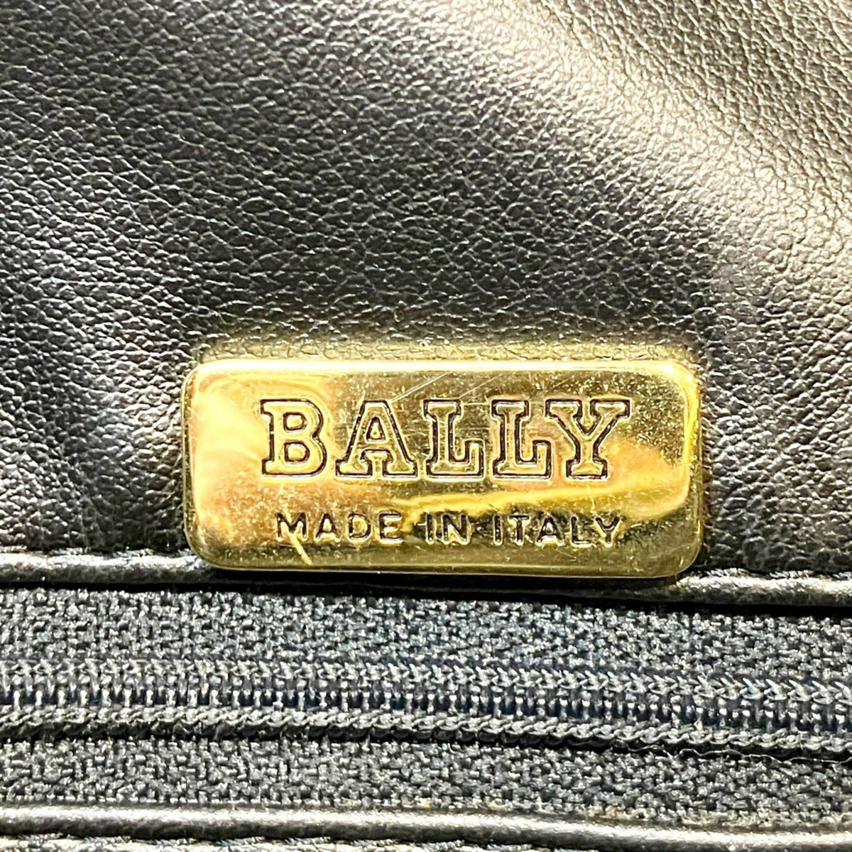 Bally White Leather Shoulder Bag (Pre-Owned)