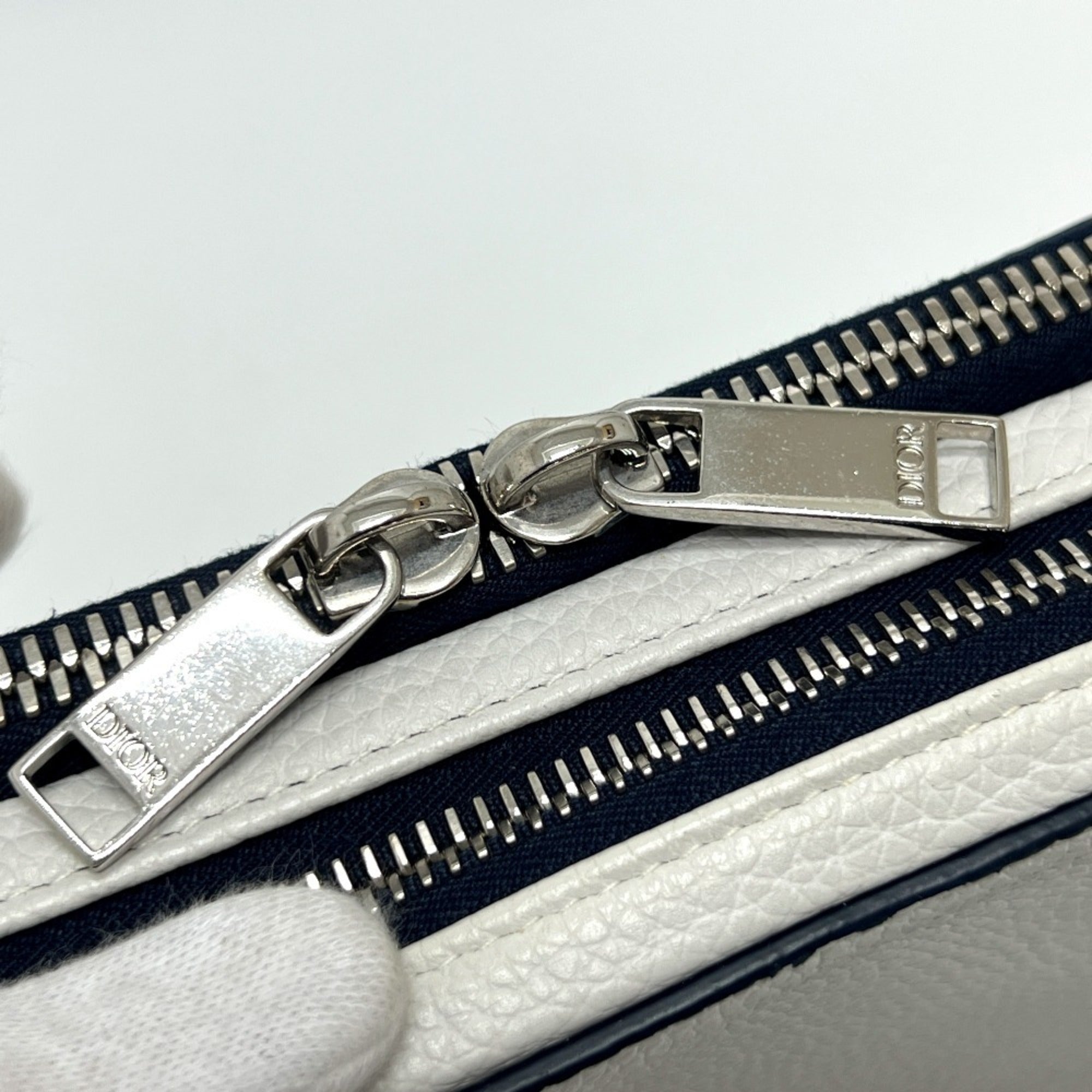 Christian Dior Navy White Leather Shoulder Bag (Pre-Owned)