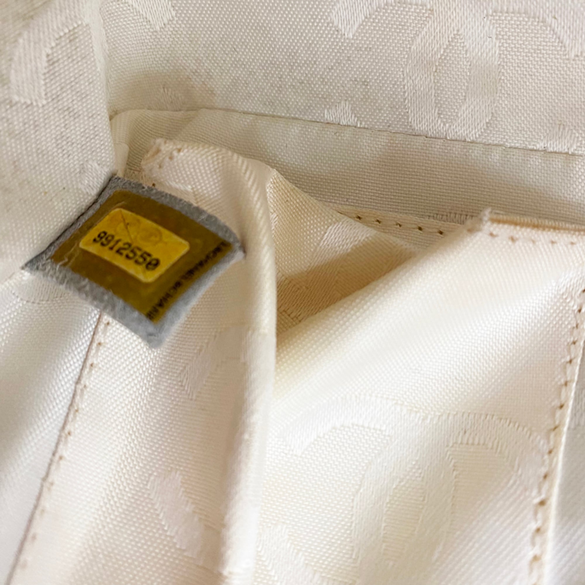 Chanel White Handbag (Pre-Owned)