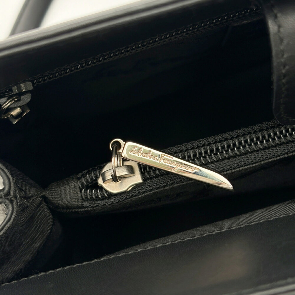 Salvatore Ferragamo Black Leather Shoulder Bag (Pre-Owned)