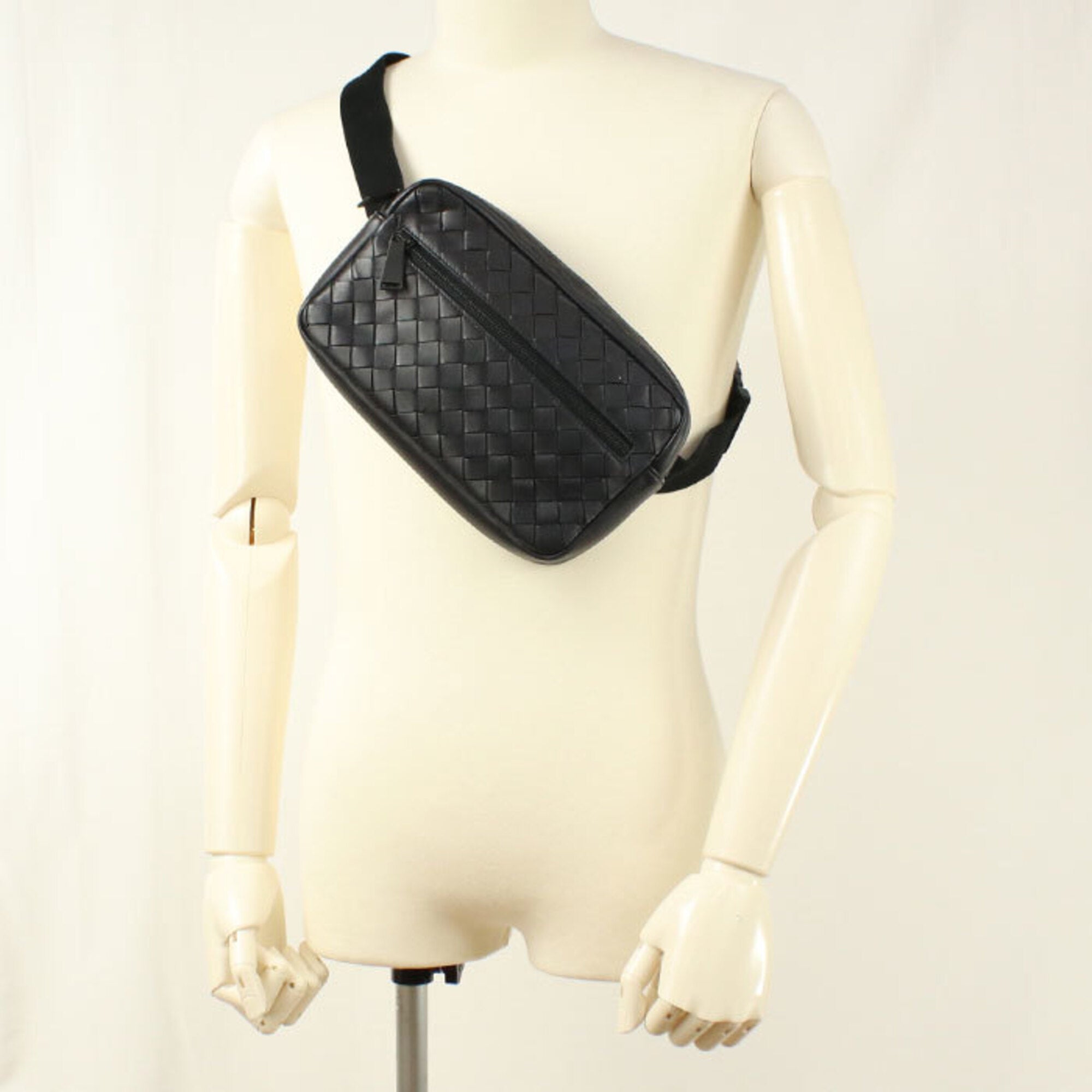 Bottega Veneta Black Leather Sling Bag (Pre-Owned)