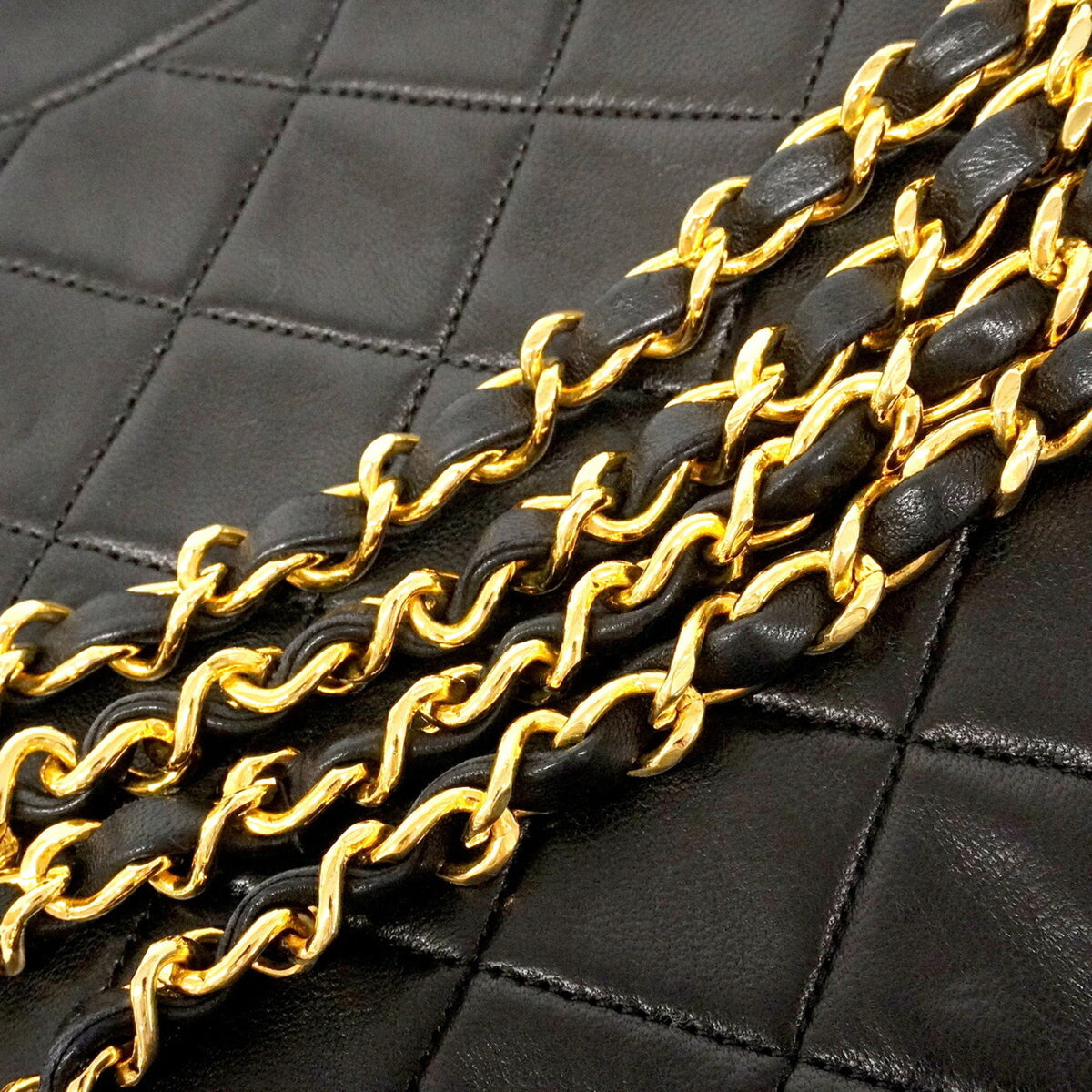 Chanel Black Leather Shoulder Bag (Pre-Owned)