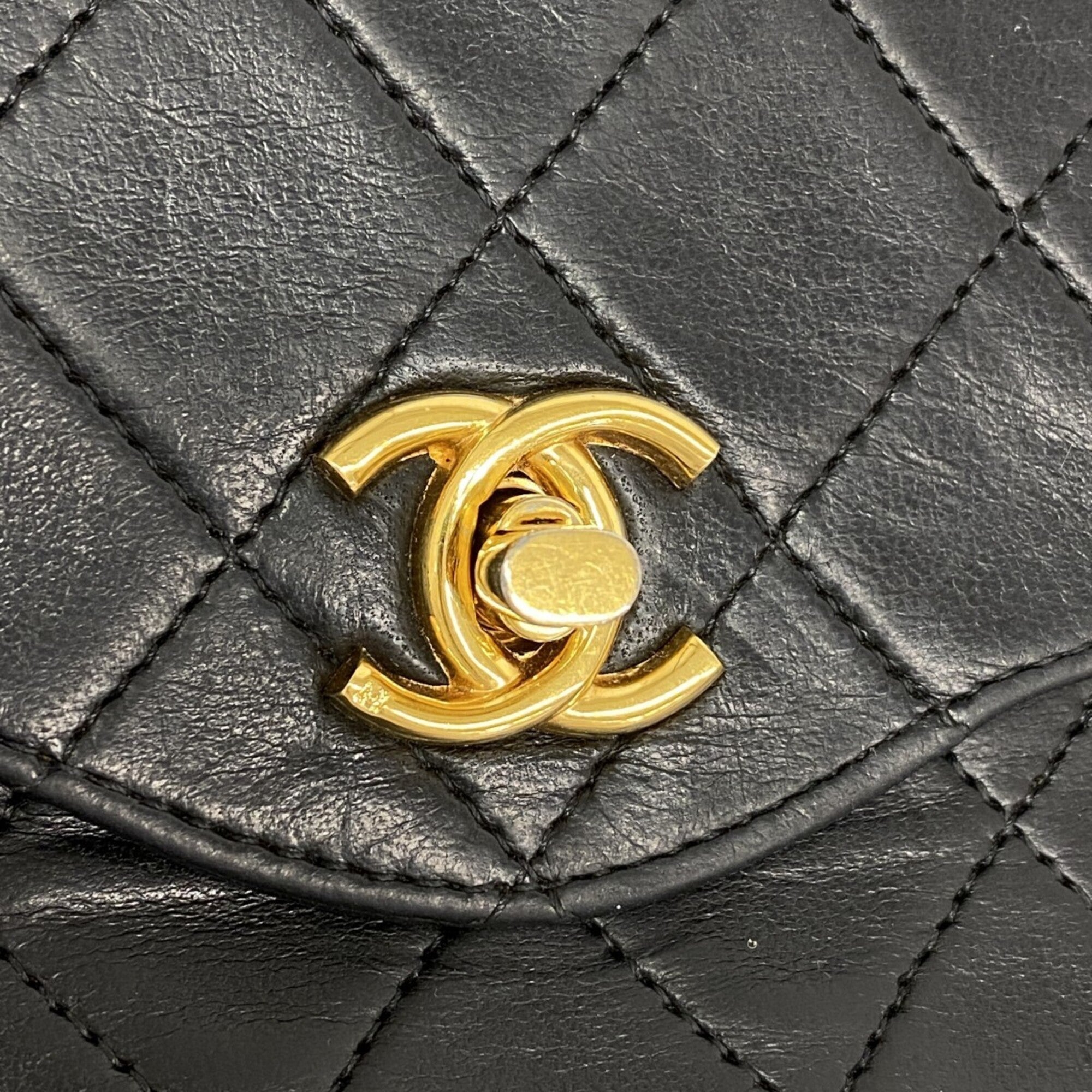 Chanel Black Leather Shoulder Bag (Pre-Owned)
