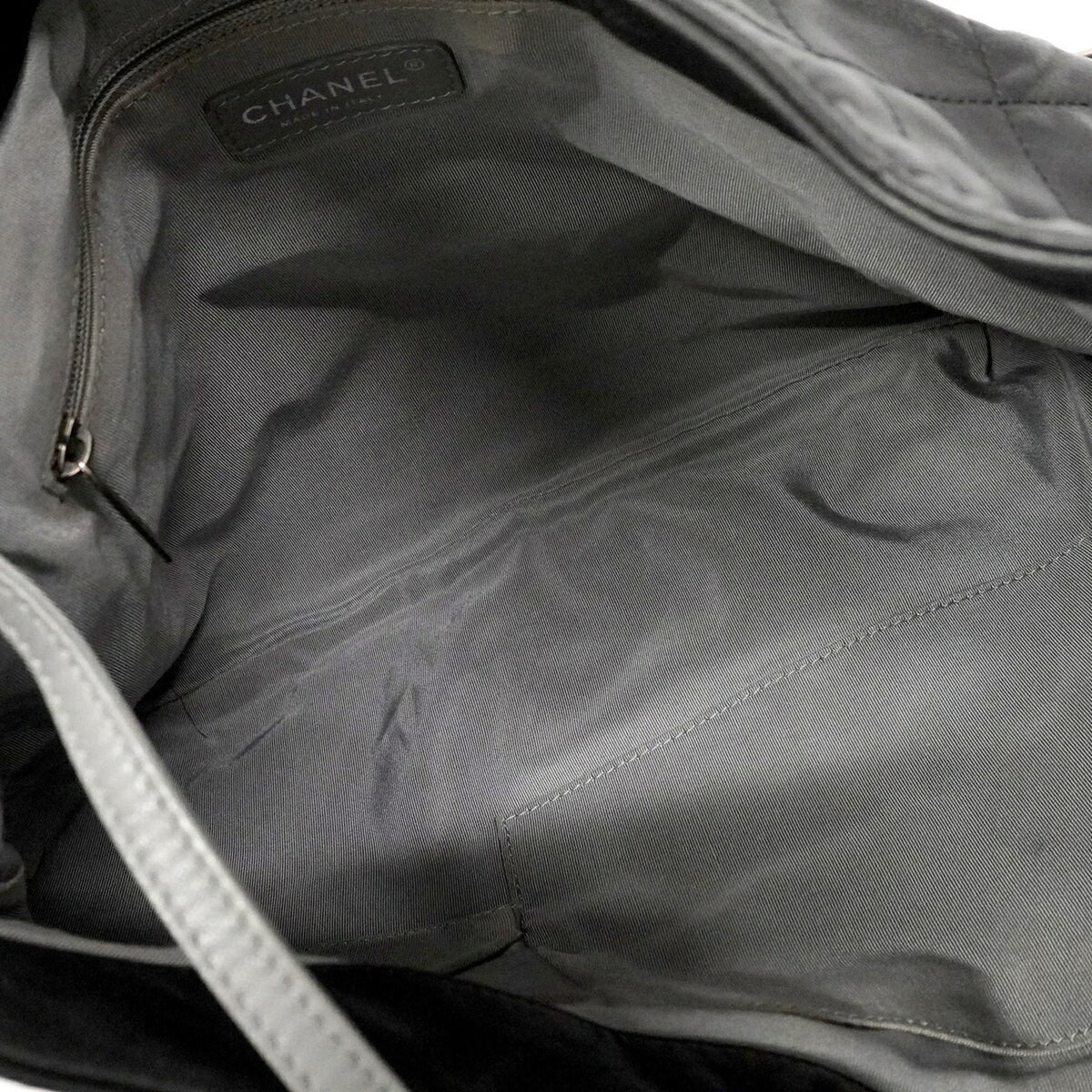 Chanel Black Leather Shoulder Bag (Pre-Owned)