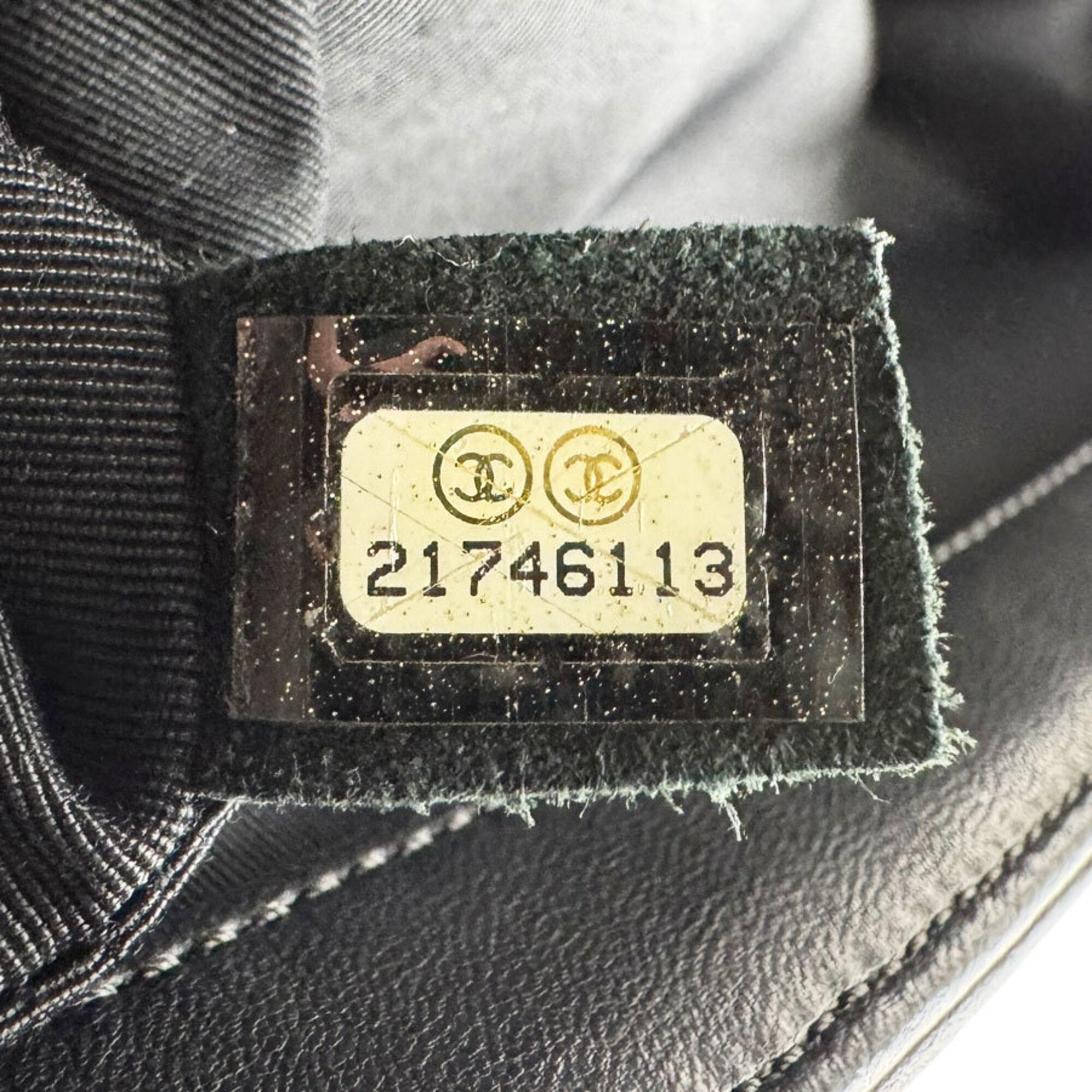 Chanel Black Leather Shoulder Bag (Pre-Owned)