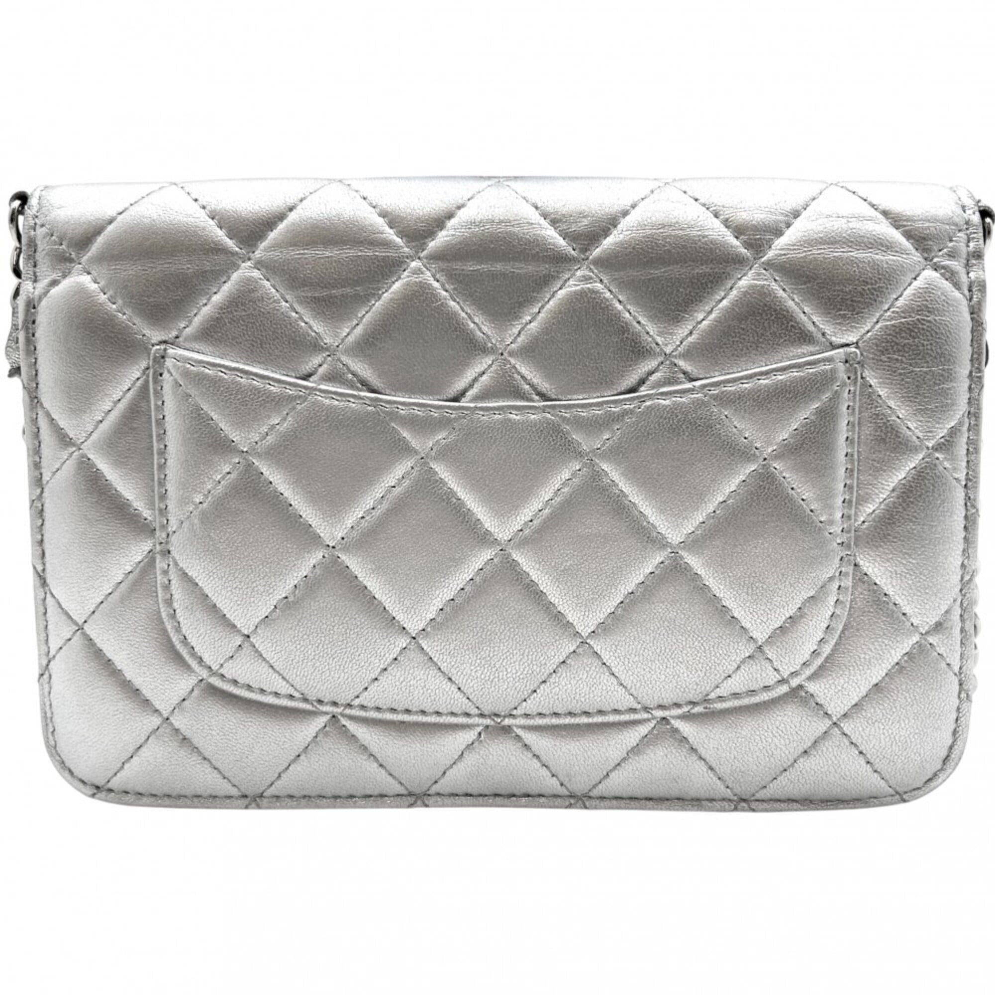Chanel Matelasse Silver Leather Shoulder Bag (Pre-Owned)
