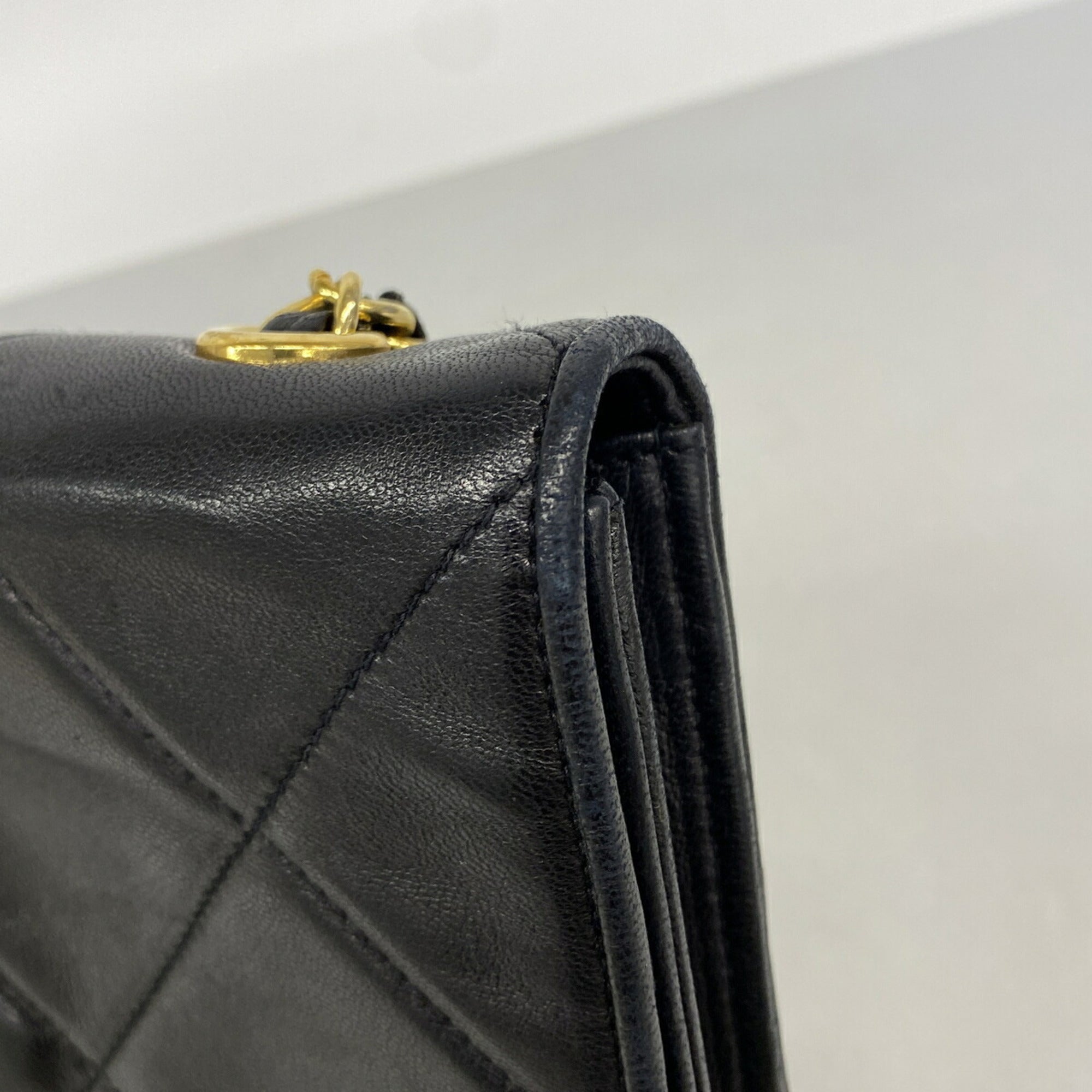 Chanel Black Leather Shoulder Bag (Pre-Owned)