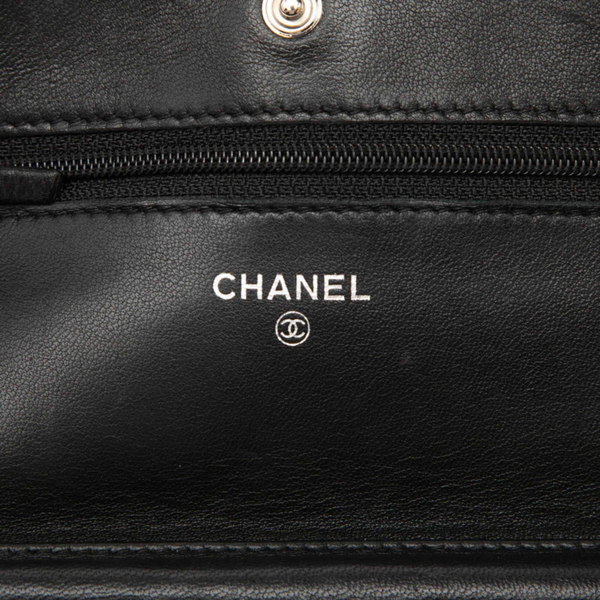 Chanel Matelasse Black Leather Shoulder Bag (Pre-Owned)