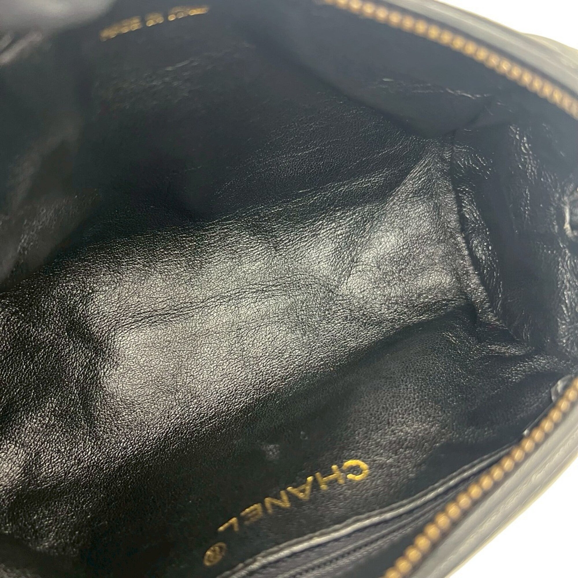 Chanel Black Leather Shoulder Bag (Pre-Owned)