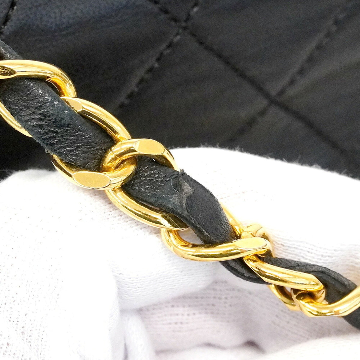 Chanel Black Leather Shoulder Bag (Pre-Owned)