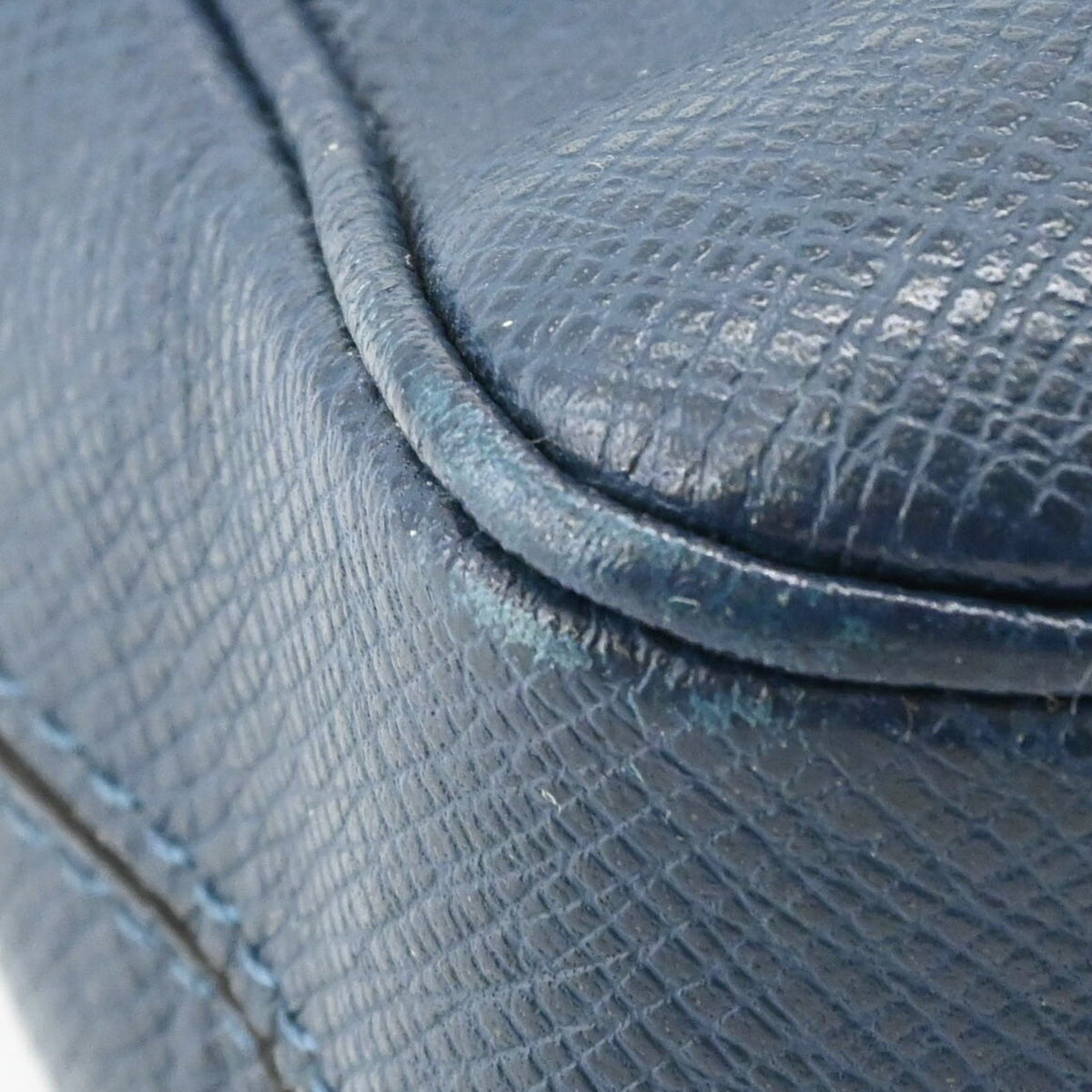 Louis Vuitton Navy Taiga Leather Handbag (Pre-Owned)