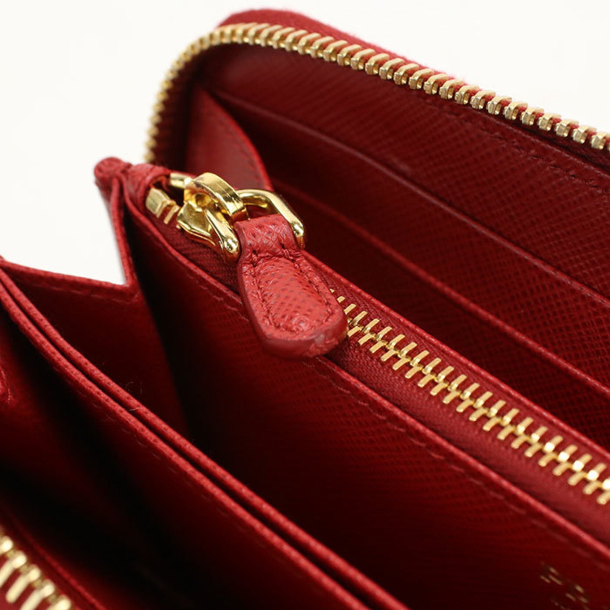 Prada Red Color Leather Long Wallet (Bi-Fold) (Pre-Owned)