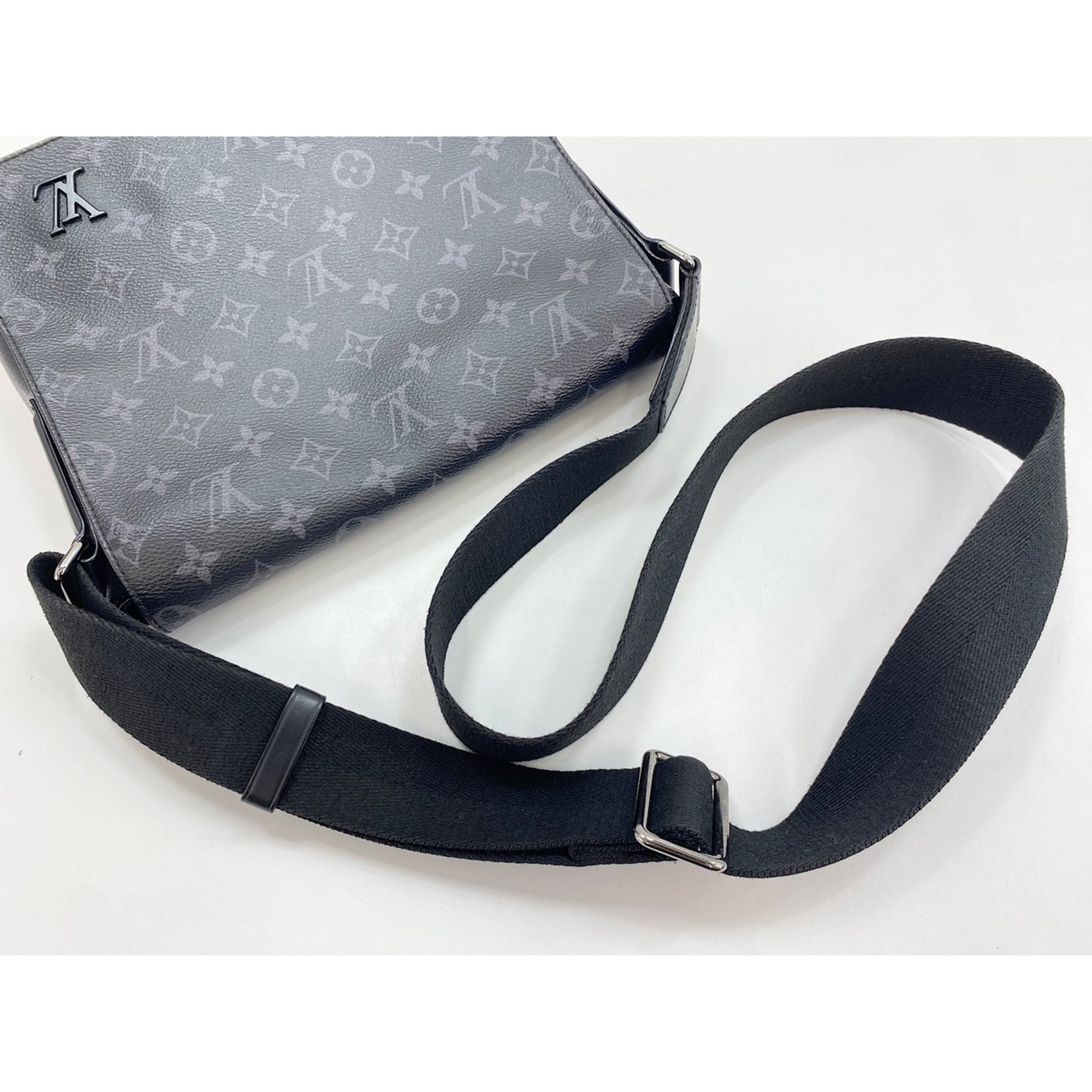 Louis Vuitton Black Shoulder Bag (Pre-Owned)