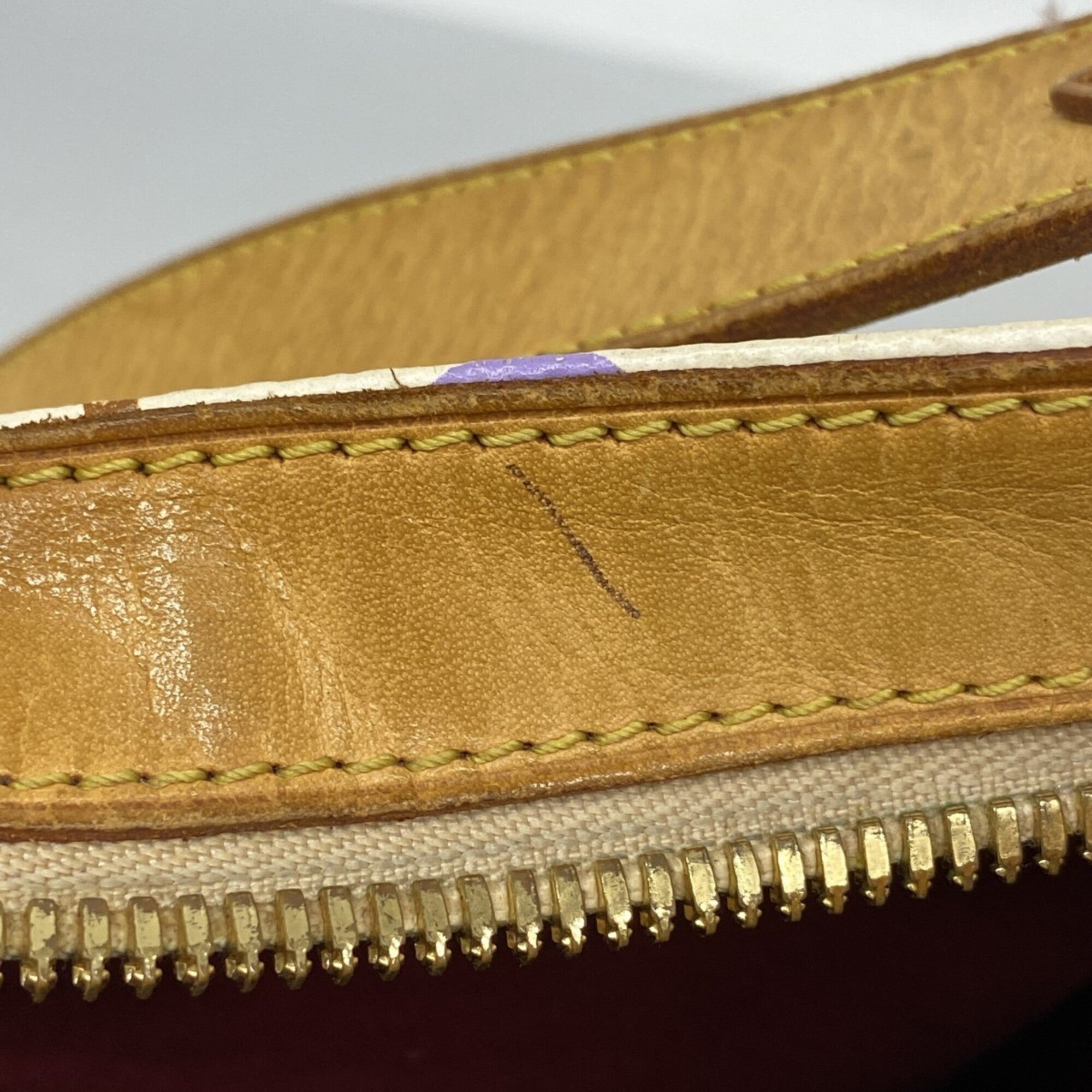 Louis Vuitton Blanc Shoulder Bag (Pre-Owned)