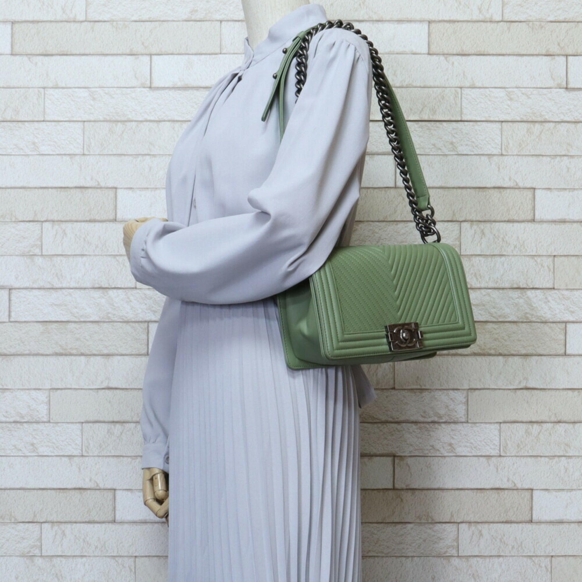 Chanel Green Leather Shoulder Bag (Pre-Owned)