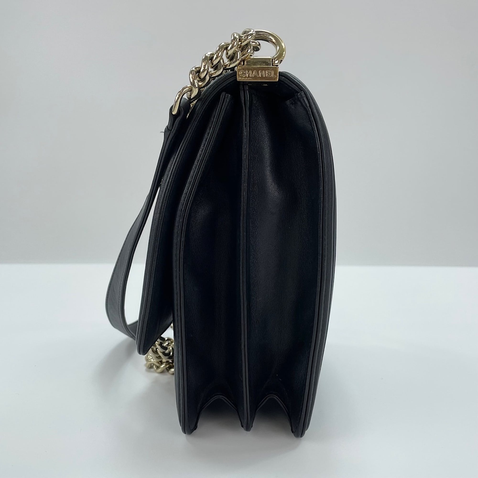 Chanel Boy Chanel Black Leather Shoulder Bag (Pre-Owned)