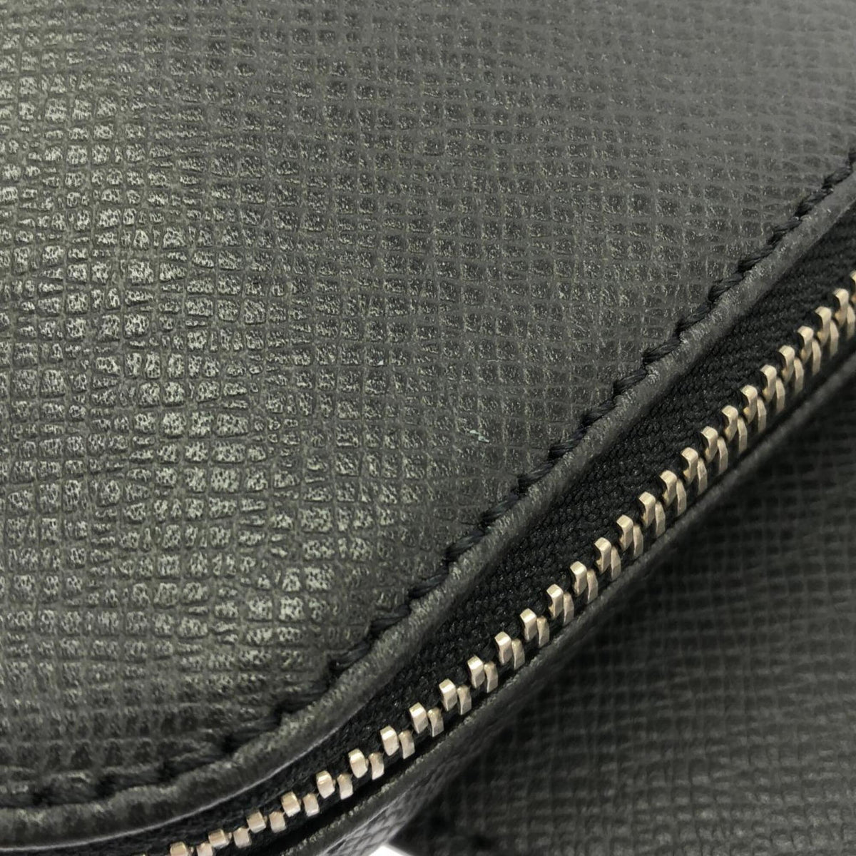 Louis Vuitton Black Leather Shoulder Bag (Pre-Owned)
