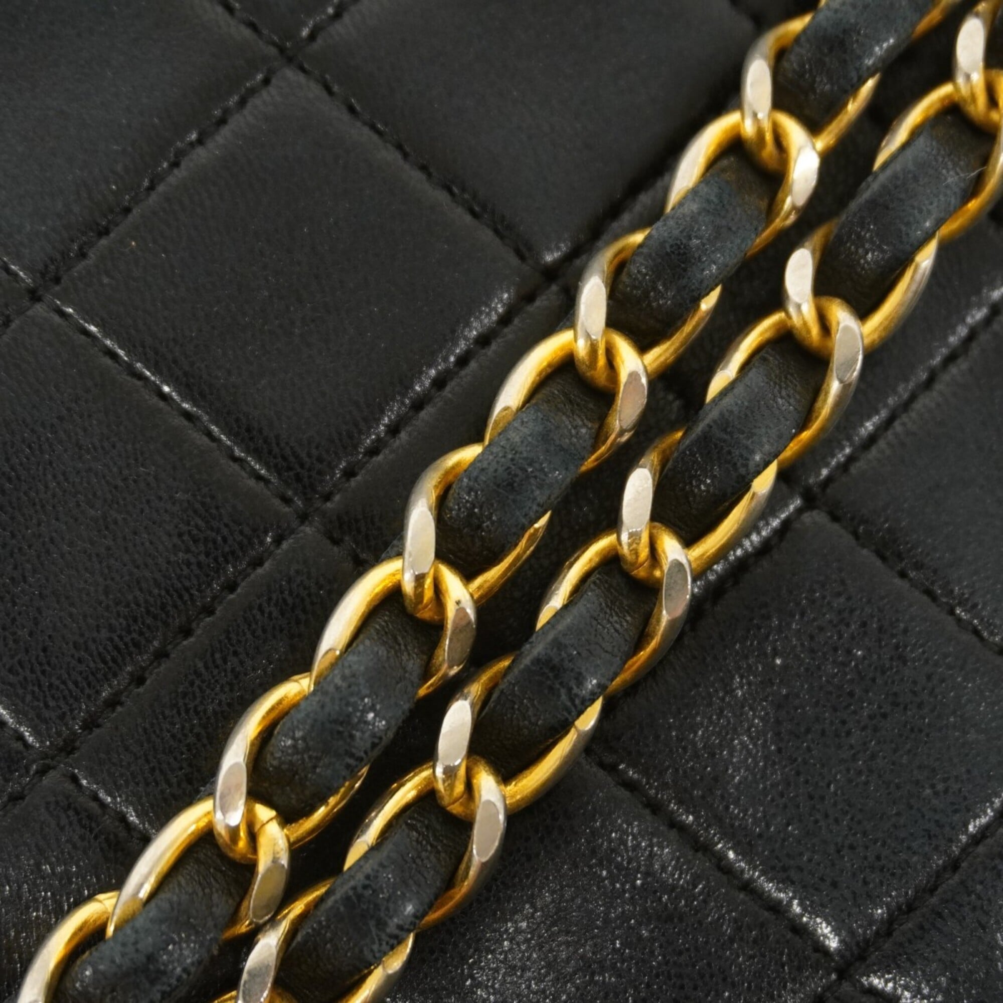 Chanel Black Leather Shoulder Bag (Pre-Owned)
