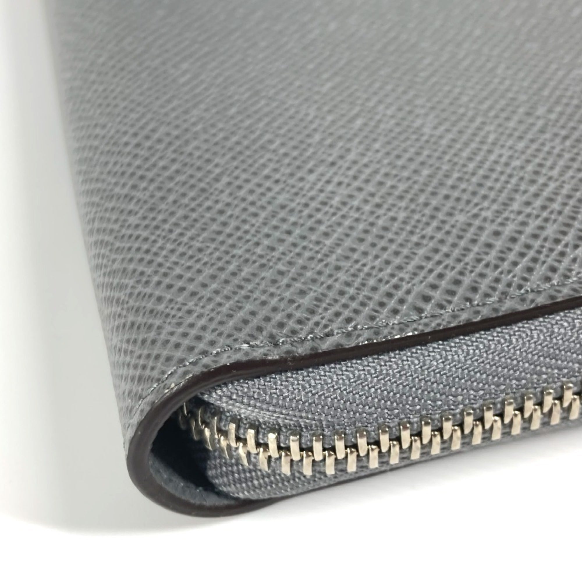 Louis Vuitton Glacier Gray Taiga Leather Long Wallet (Bi-Fold) (Pre-Owned)