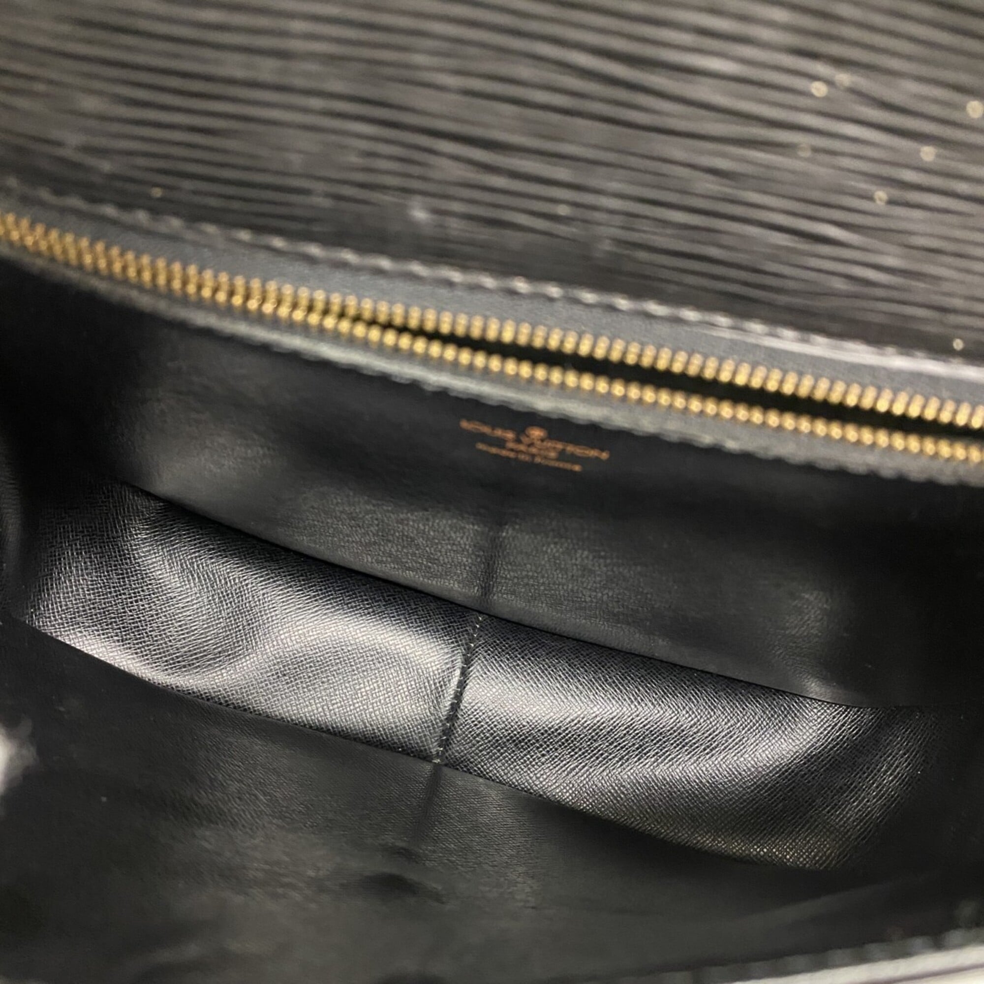 Louis Vuitton Noir Shoulder Bag (Pre-Owned)