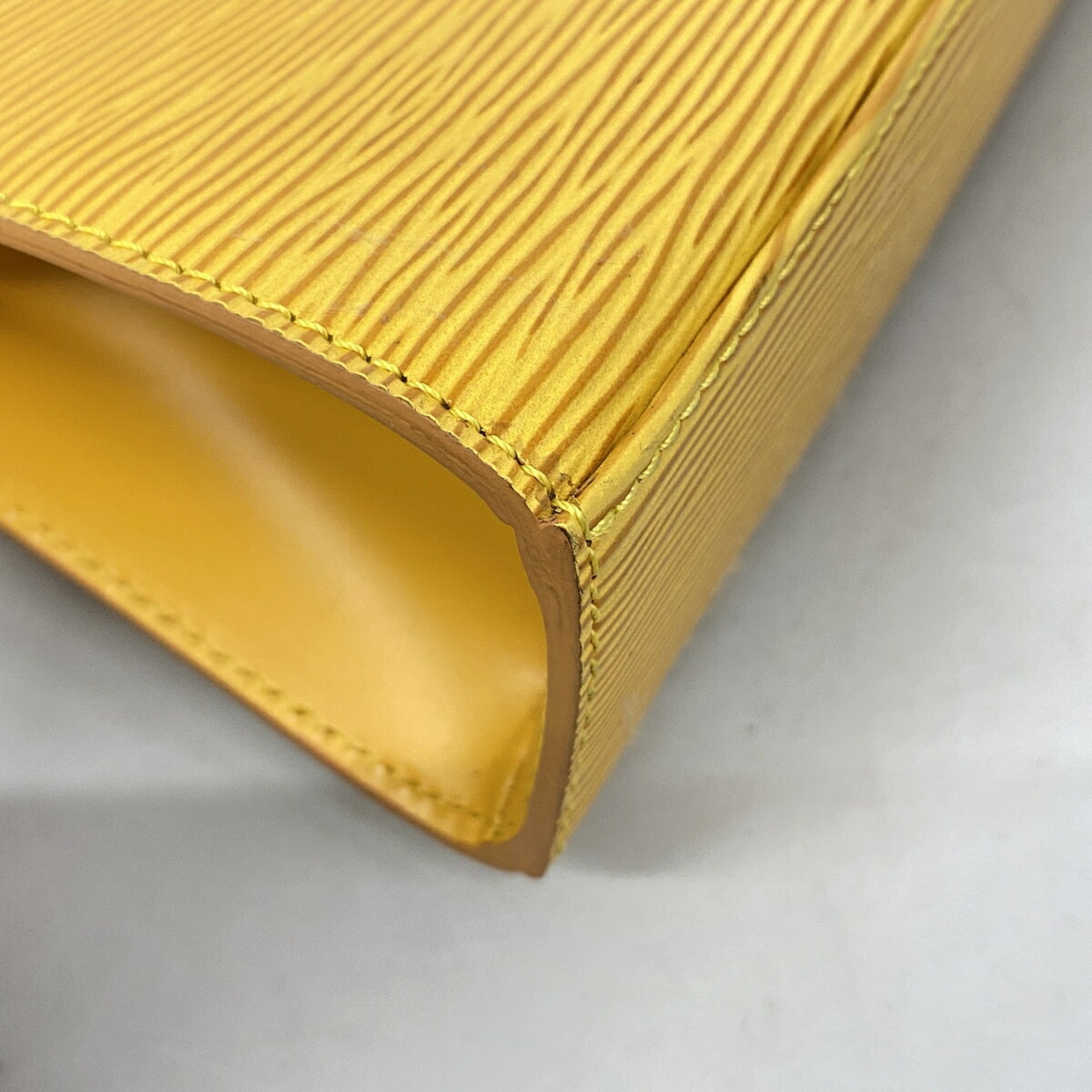 Louis Vuitton Jaune Handbag (Pre-Owned)