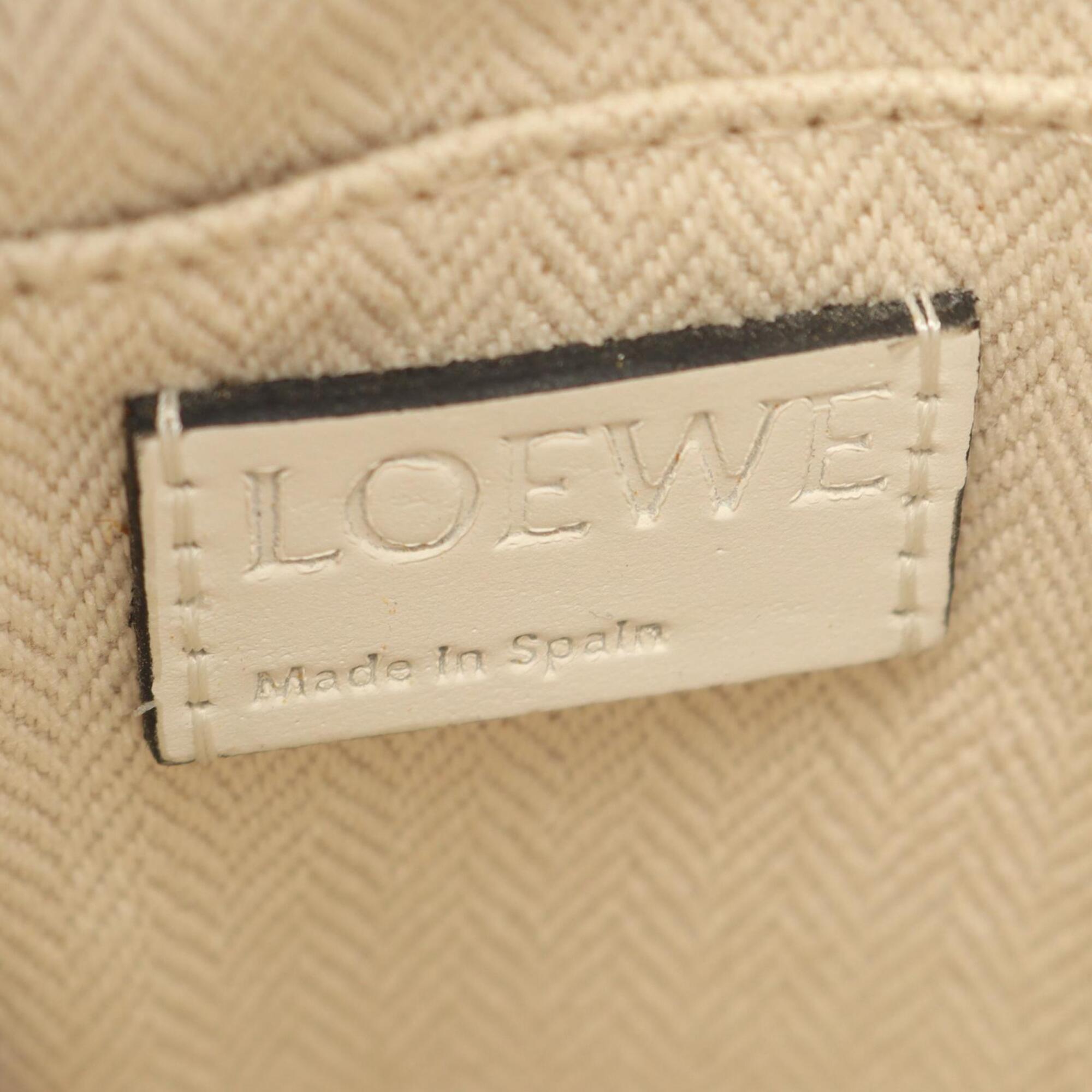 Loewe White Leather Shoulder Bag (Pre-Owned)