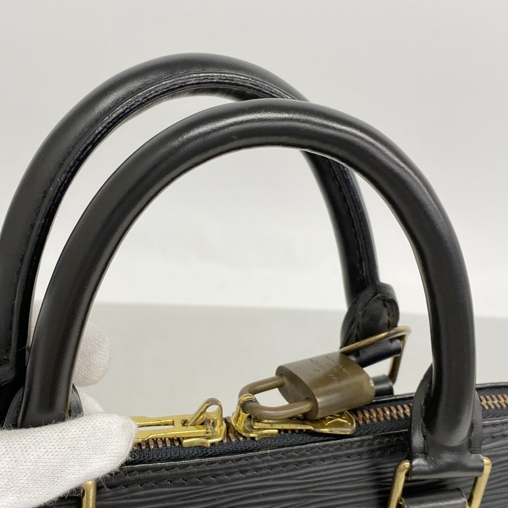 Louis Vuitton Noir Handbag (Pre-Owned)