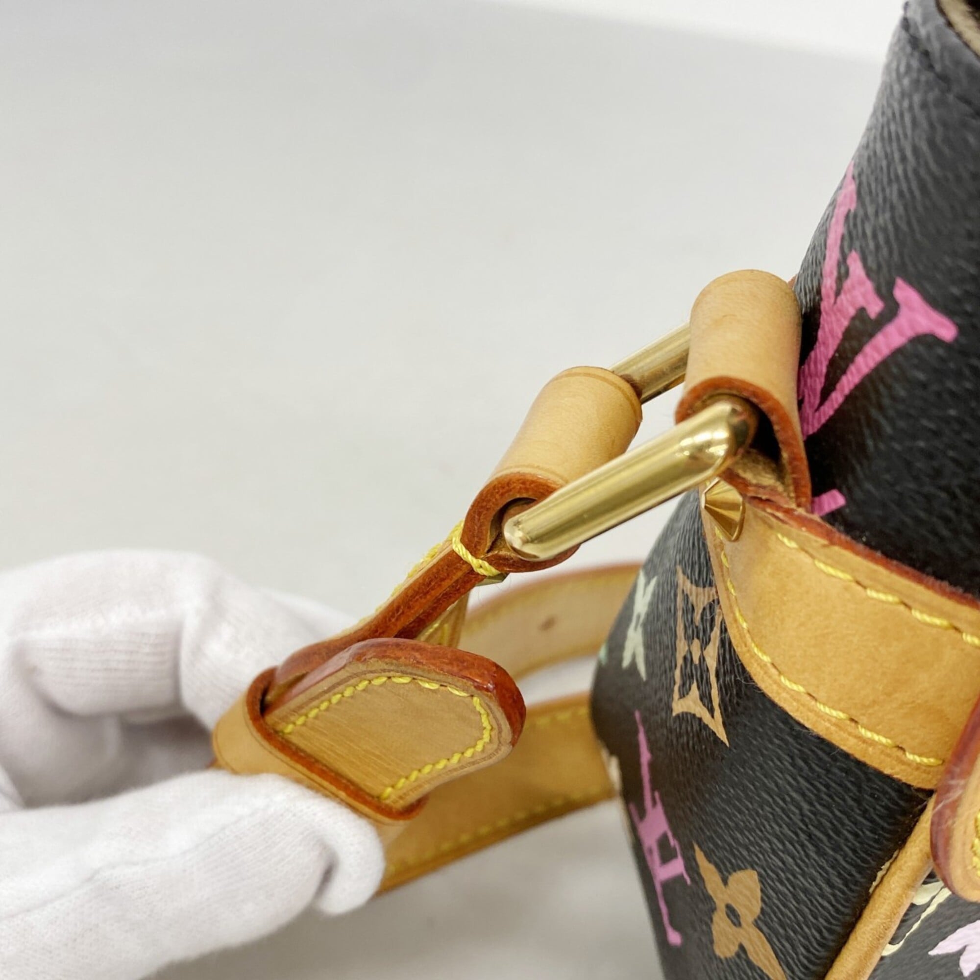 Louis Vuitton Noir Shoulder Bag (Pre-Owned)