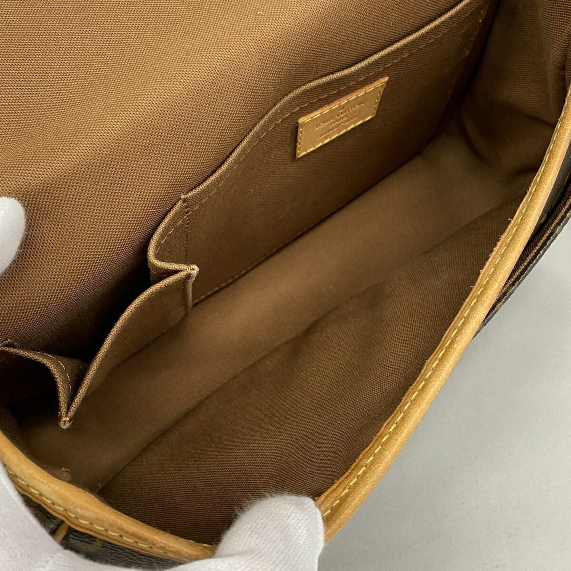Louis Vuitton Brown Shoulder Bag (Pre-Owned)