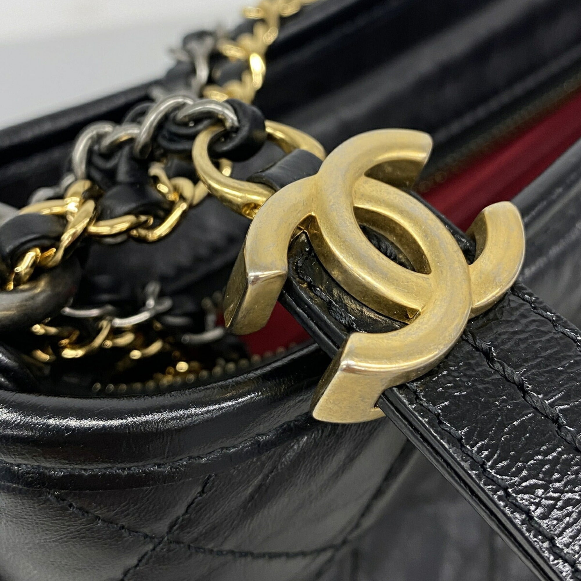 Chanel Black Leather Shoulder Bag (Pre-Owned)