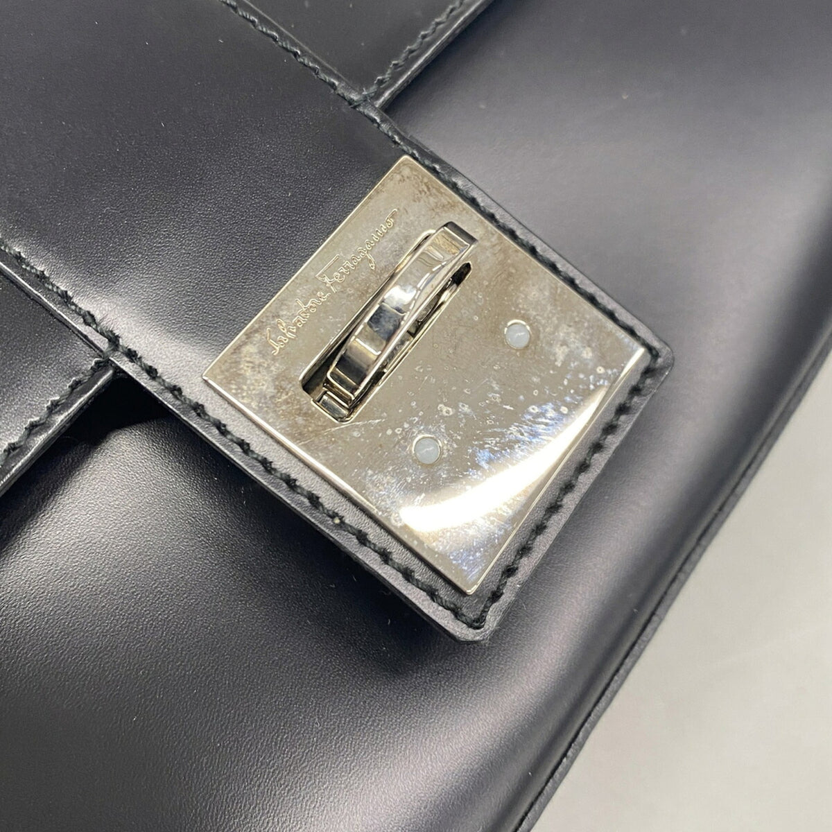 Salvatore Ferragamo Black Leather Shoulder Bag (Pre-Owned)