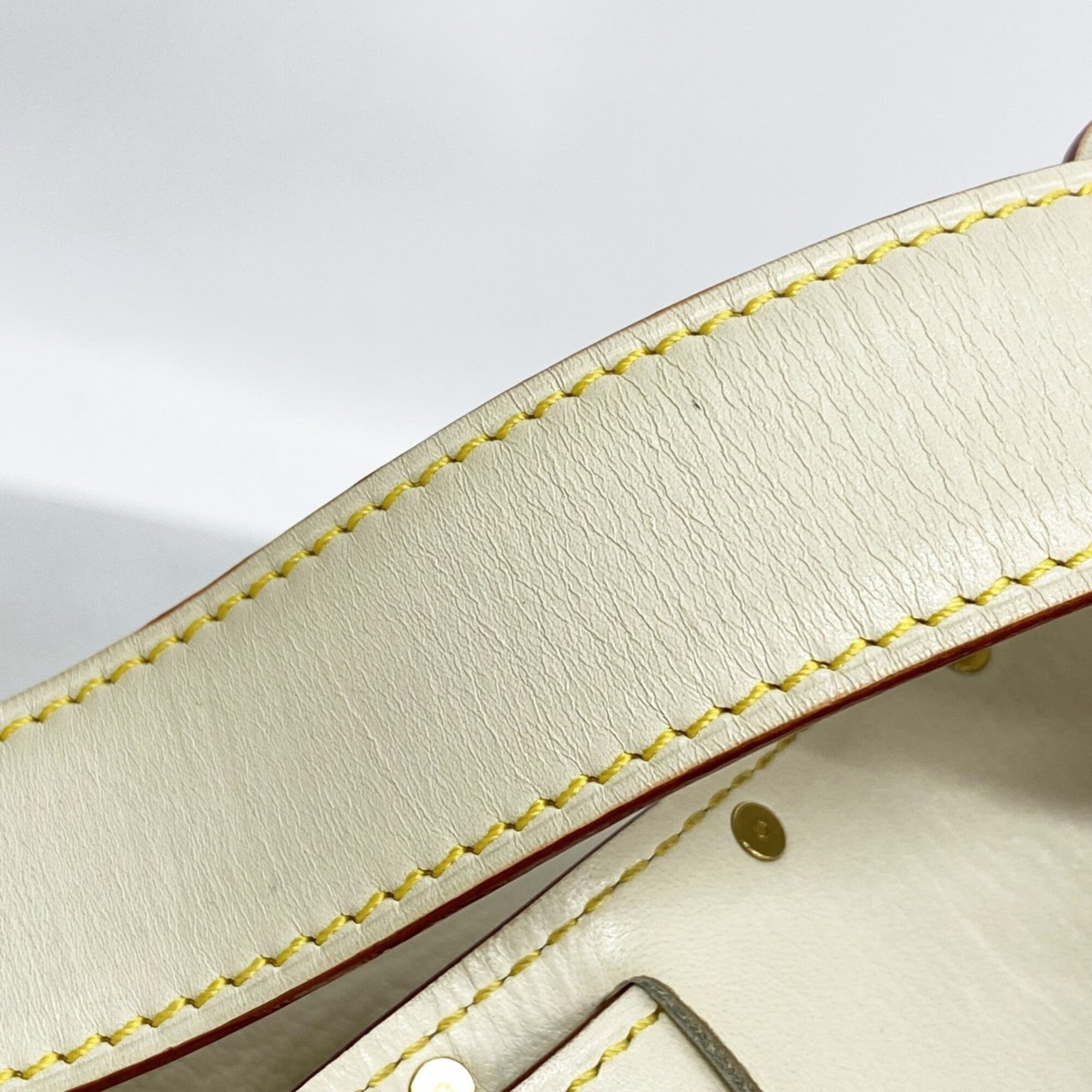 Louis Vuitton Blanc Shoulder Bag (Pre-Owned)