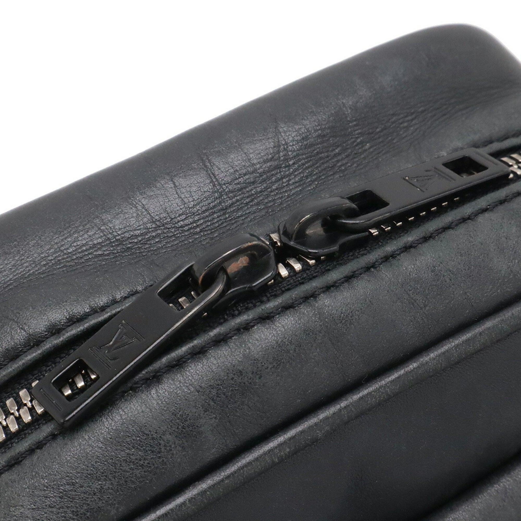 Louis Vuitton Noir Leather Pochette Shoulder Bag (Pre-Owned)
