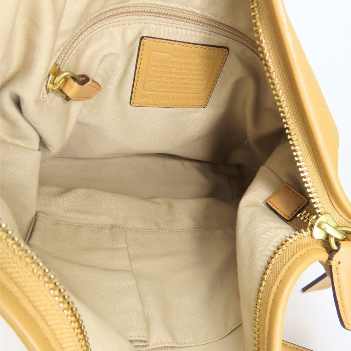 Coach Beige Leather Shoulder Bag (Pre-Owned)