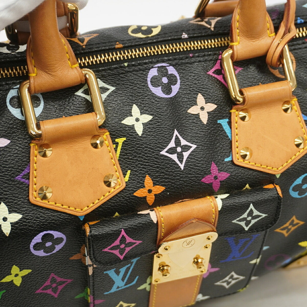 Louis Vuitton Noir Handbag (Pre-Owned)