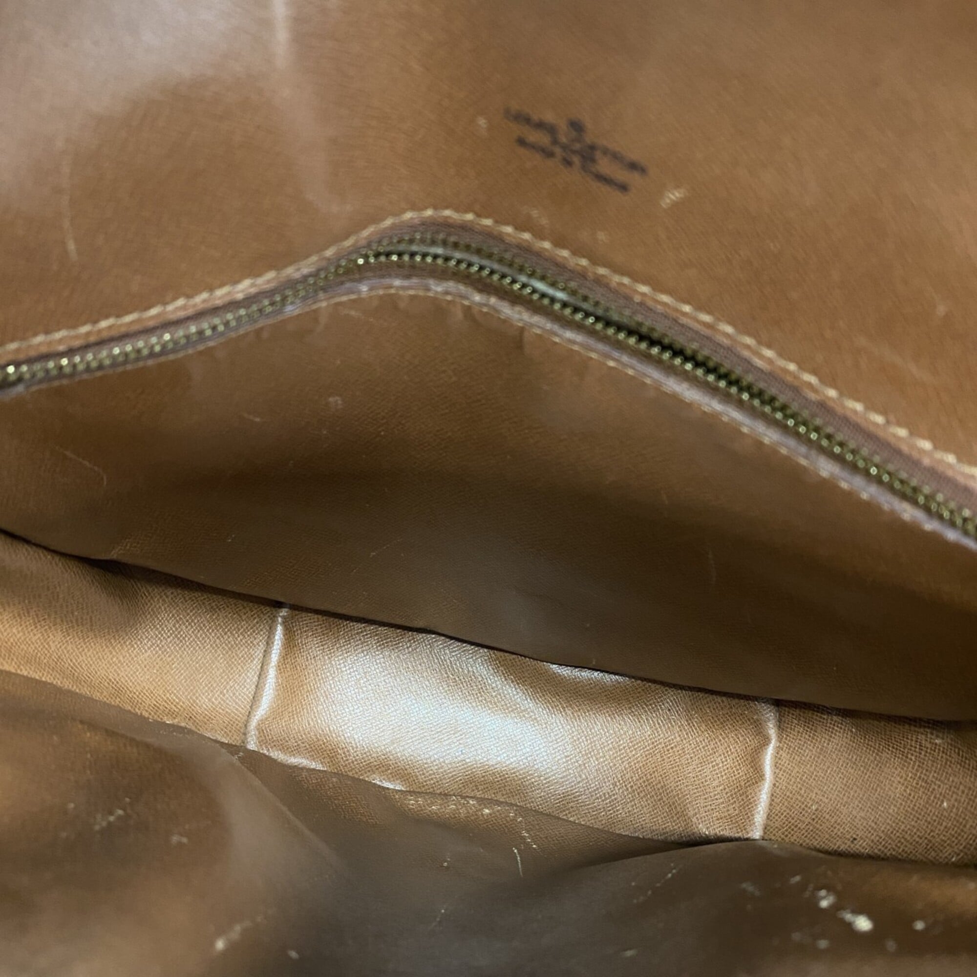 Louis Vuitton Brown Shoulder Bag (Pre-Owned)