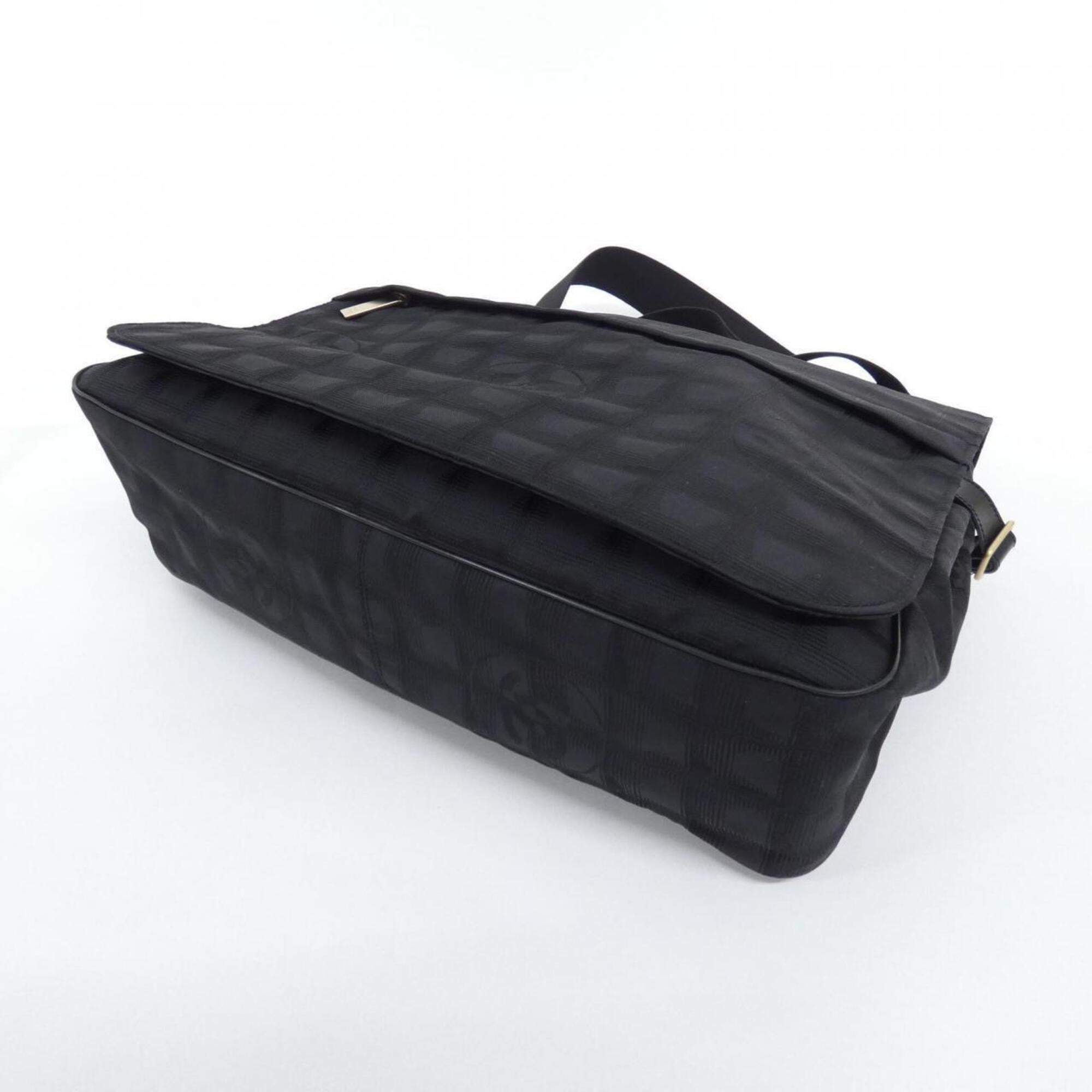 Chanel Black Nylon Shoulder Bag (Pre-Owned)