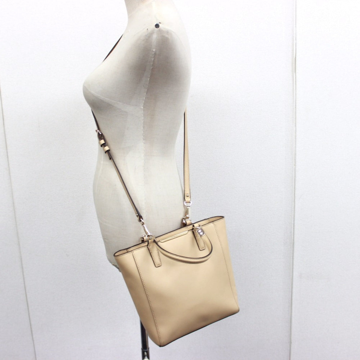 Coach Madison Beige Leather Handbag Shoulder Bag (Pre-Owned)