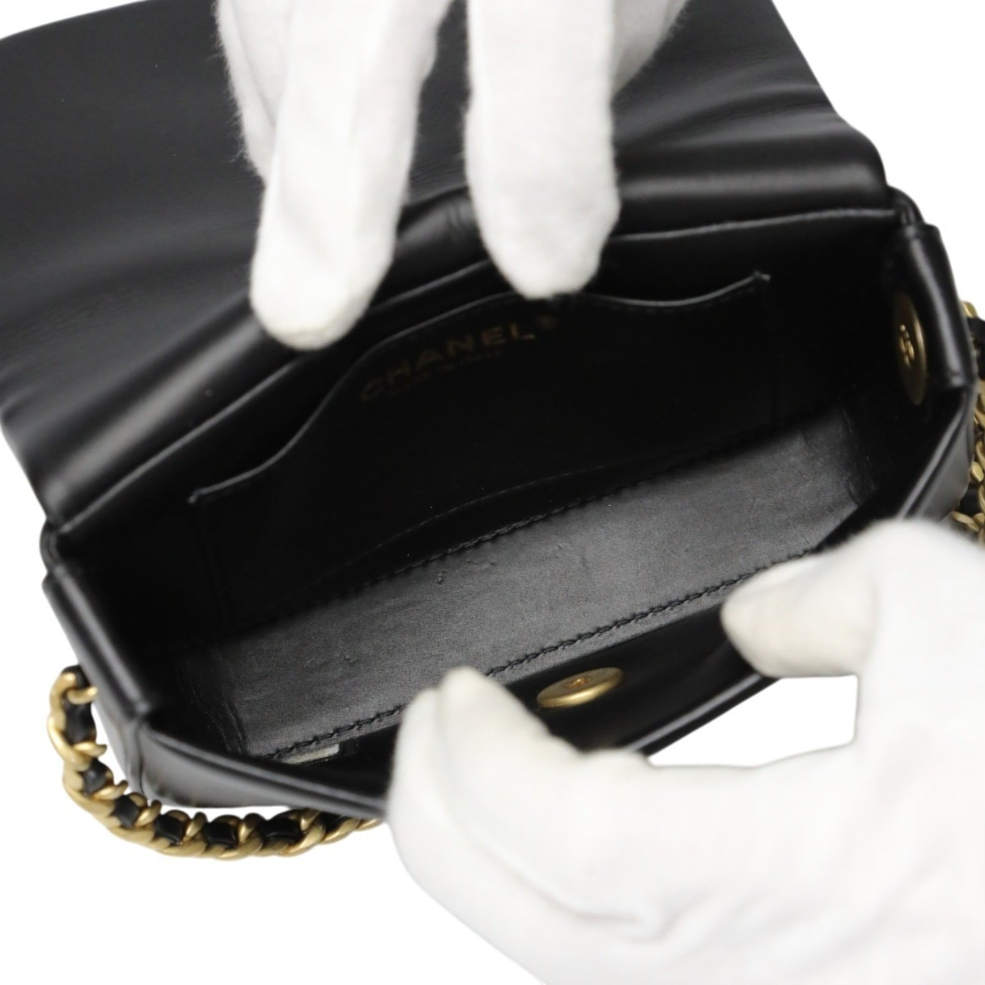 Chanel Black Leather Shoulder Bag (Pre-Owned)