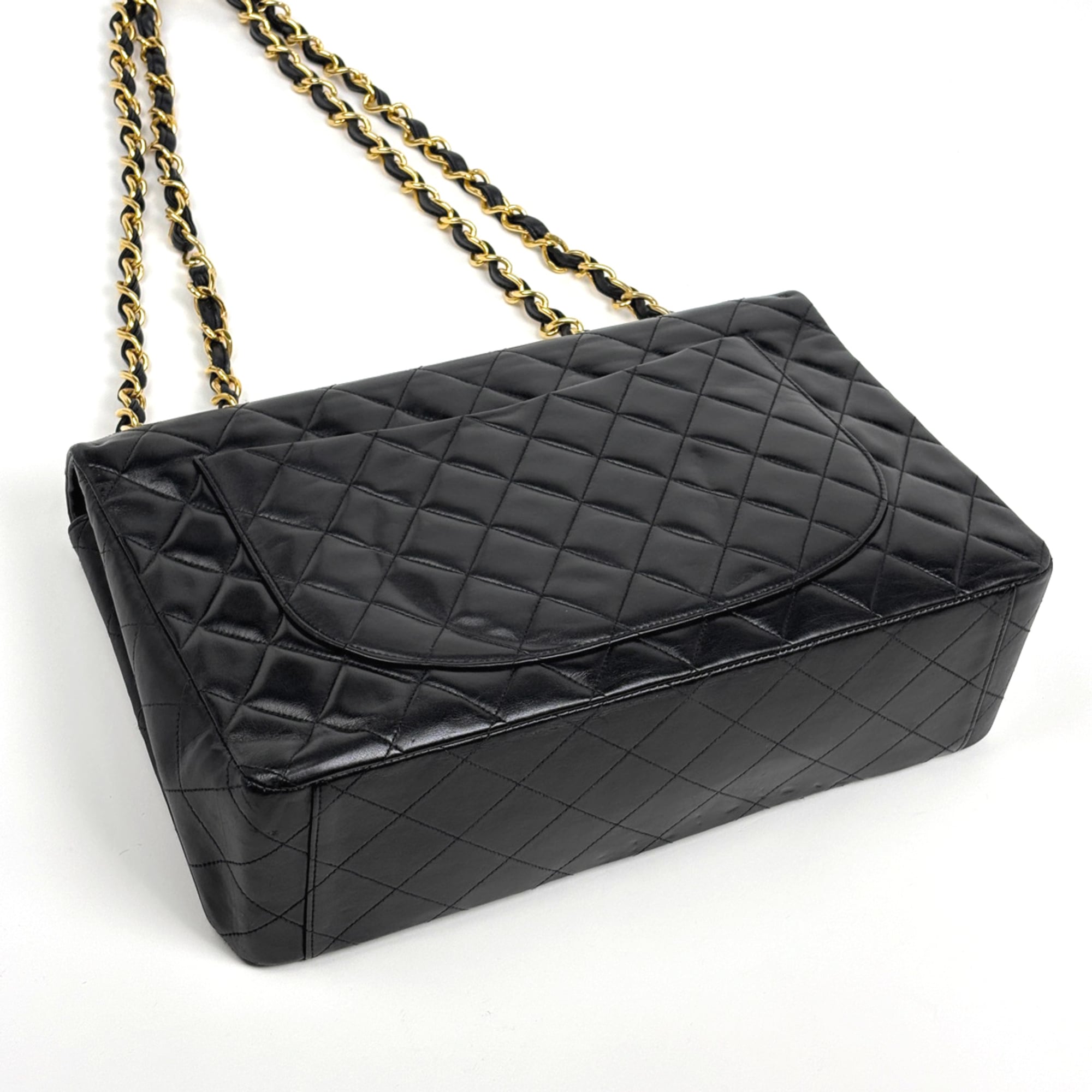 Chanel Matelasse Black Leather Shoulder Bag (Pre-Owned)