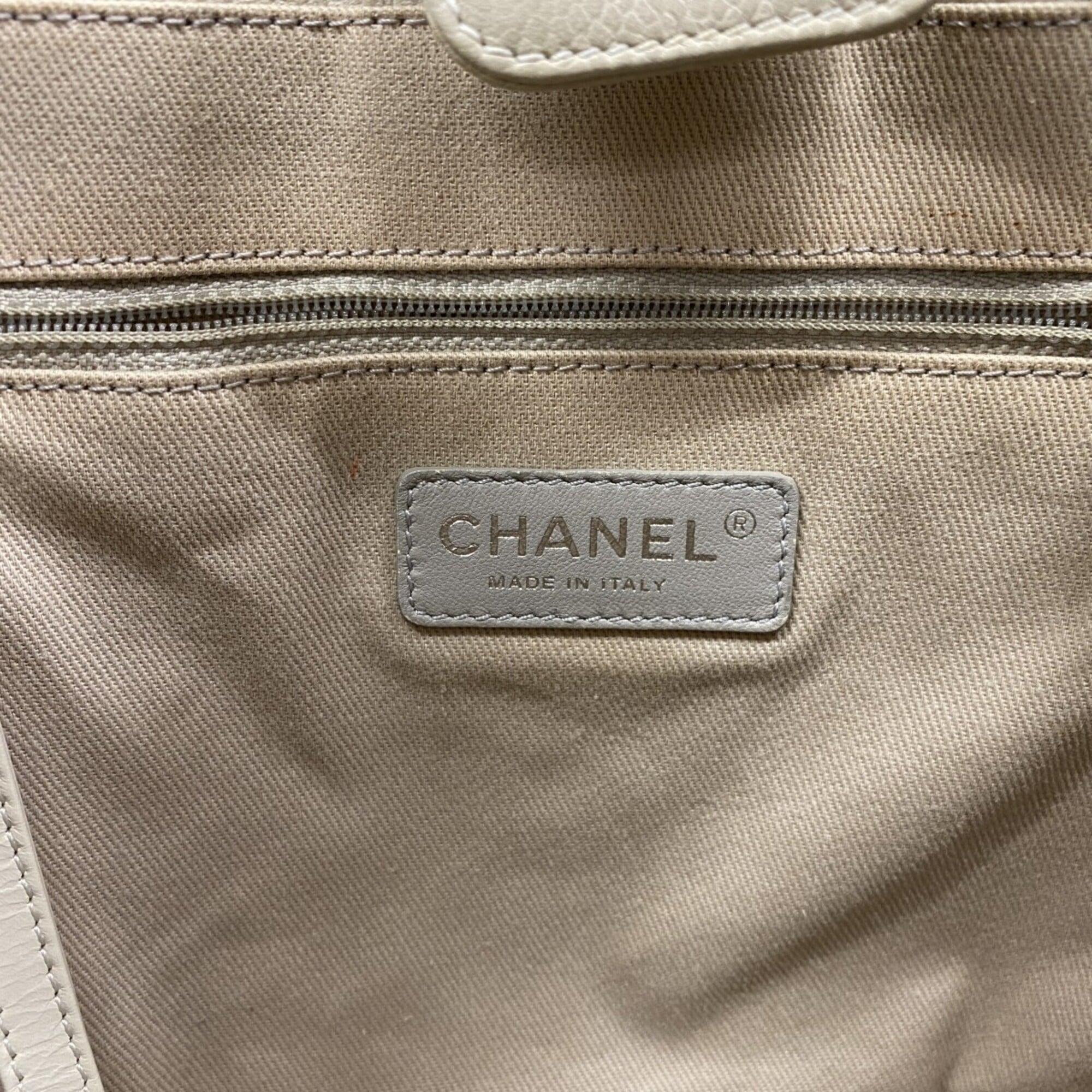 Chanel Ivory Leather Tote Bag (Pre-Owned)