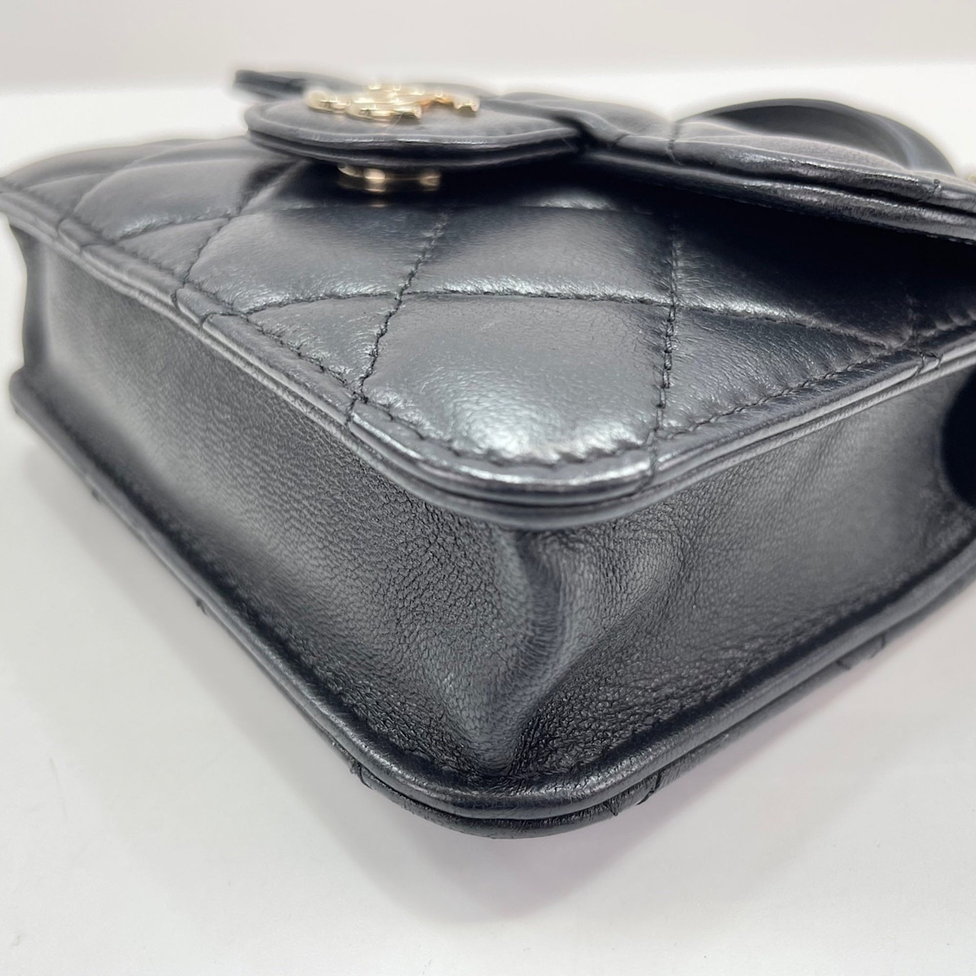 Chanel Black Leather Shoulder Bag (Pre-Owned)