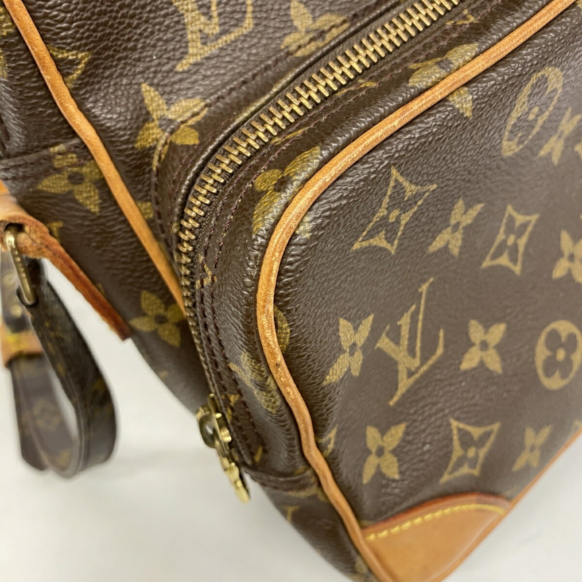 Louis Vuitton Brown Shoulder Bag (Pre-Owned)