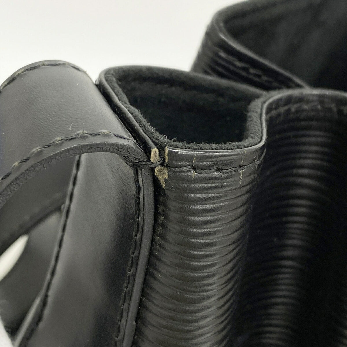 Louis Vuitton Noir Shoulder Bag (Pre-Owned)