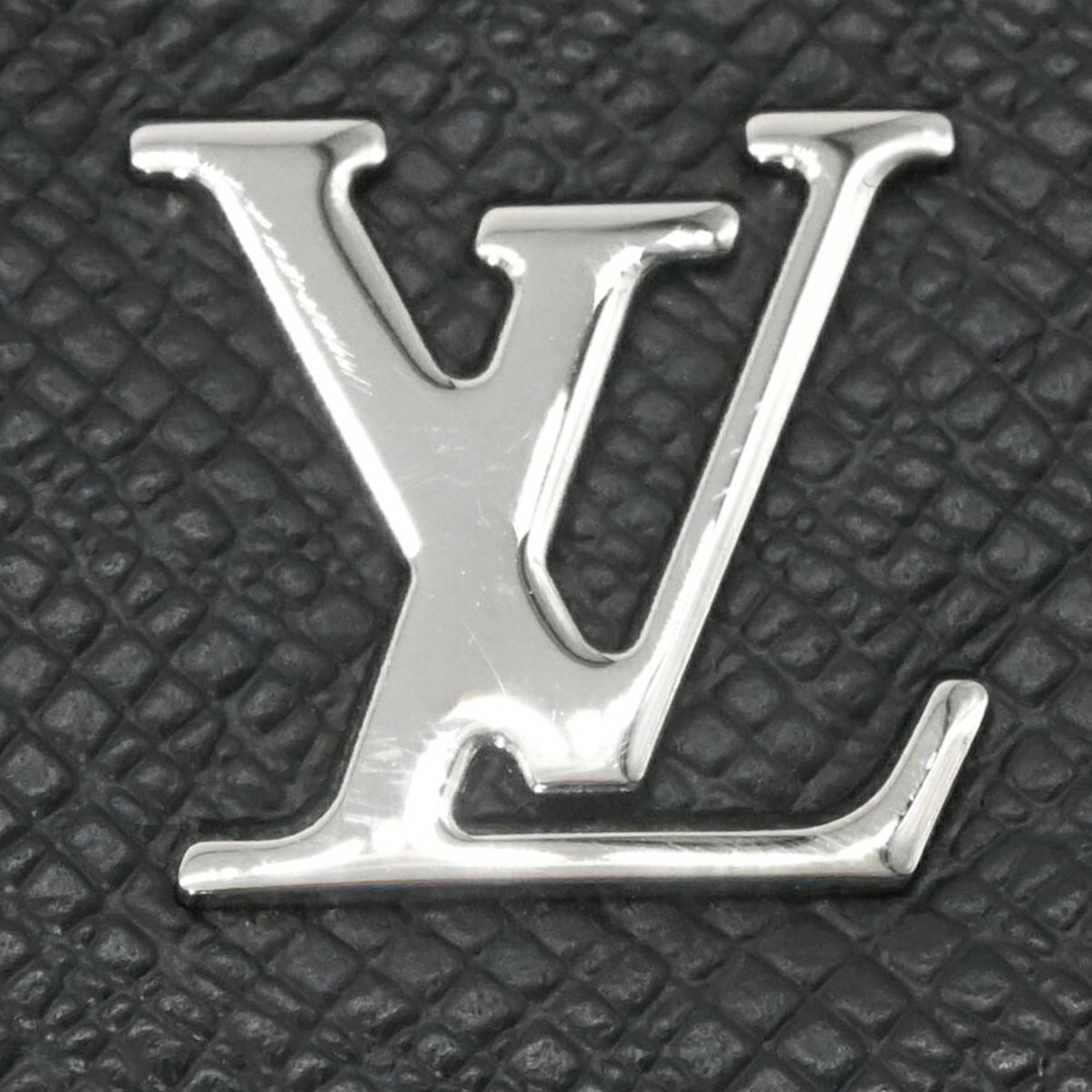 Louis Vuitton Black Taiga Leather Shoulder Bag (Pre-Owned)