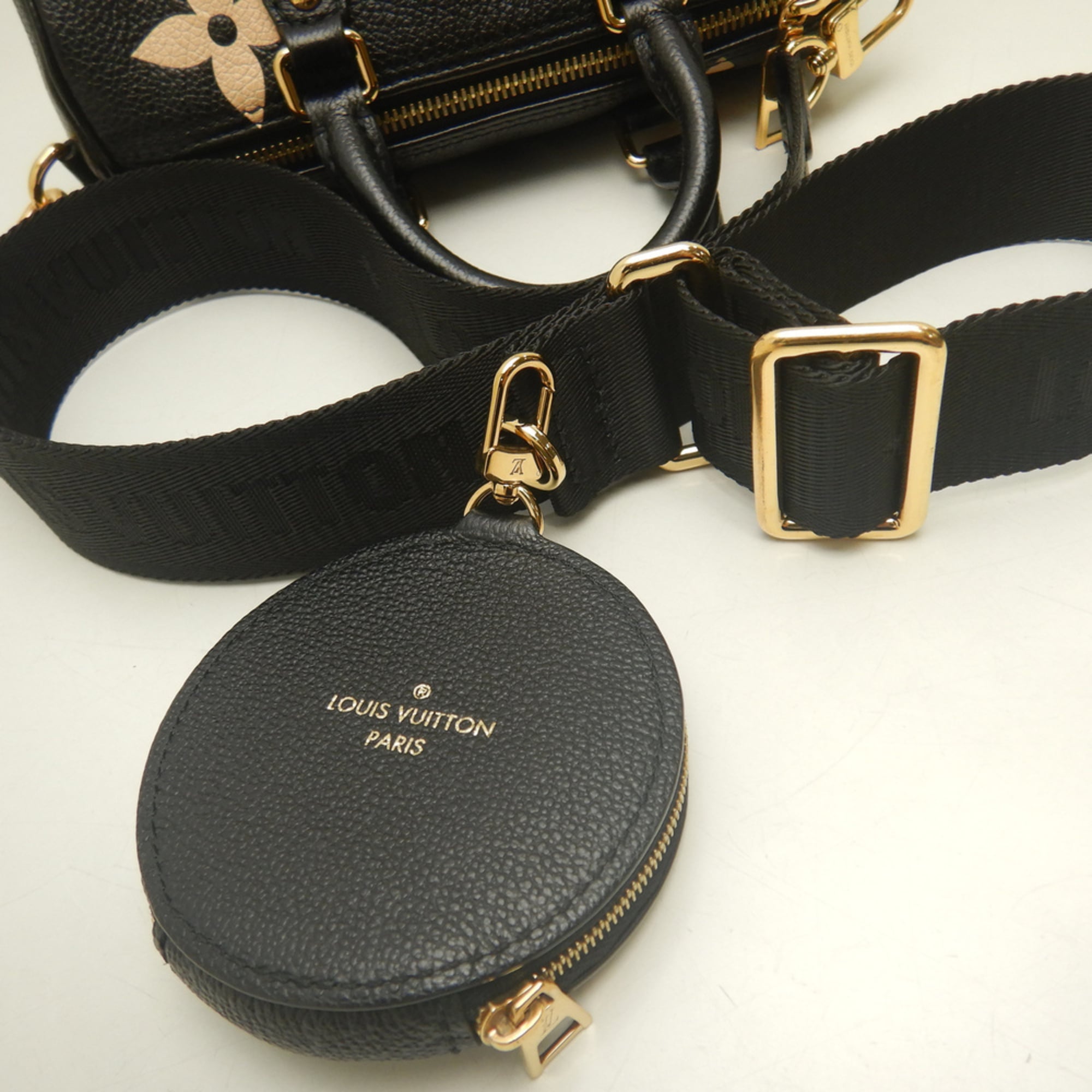Louis Vuitton Noir Leather Handbag Pouch (Pre-Owned)